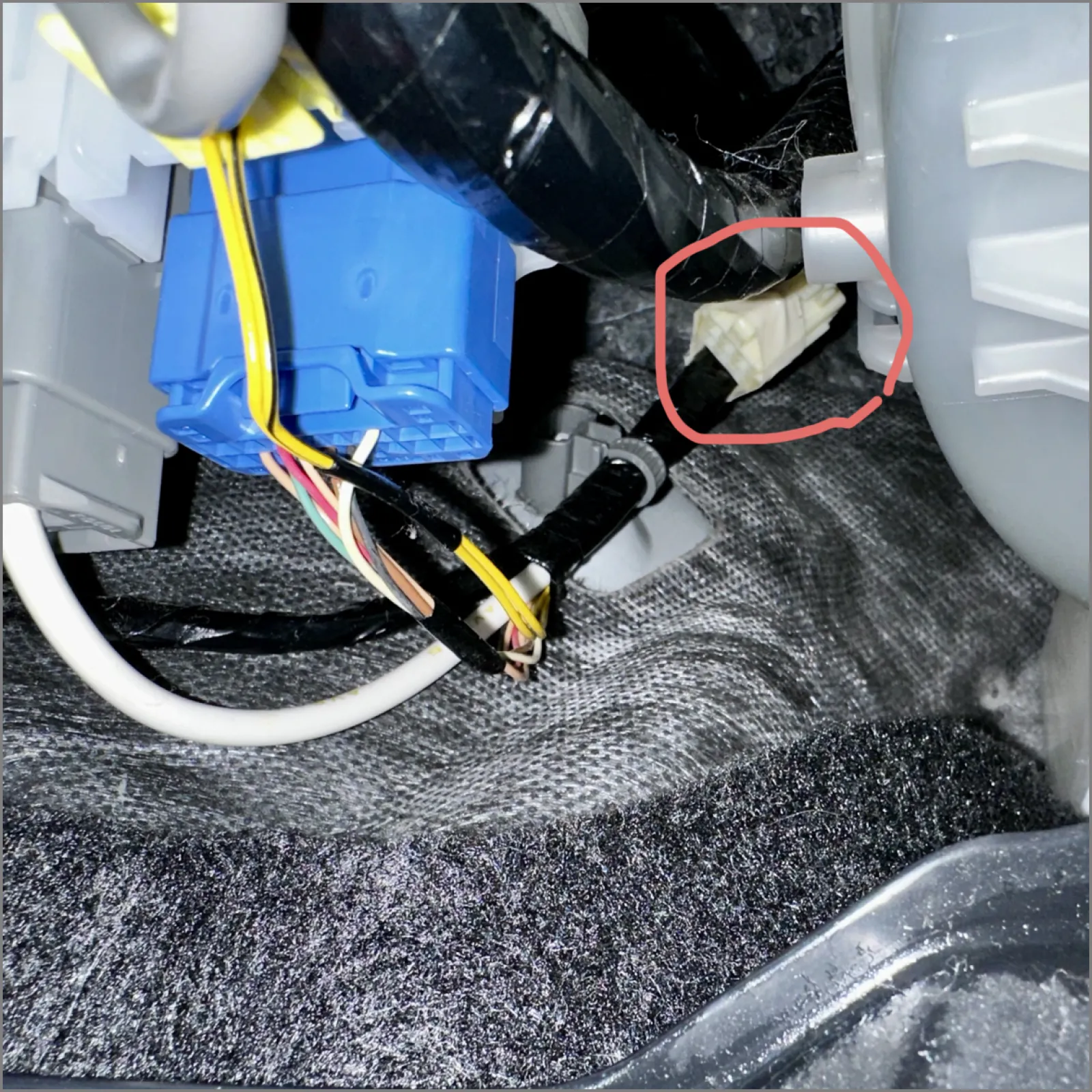 車内側が全然見つからなくて、ディーラーでも探してもらったのに無いって言われて、今日やっとこさ見つけた👀✨
スマホで写真撮りながらなんとか探し出した😅💦
結構奥の方にありました😀👍