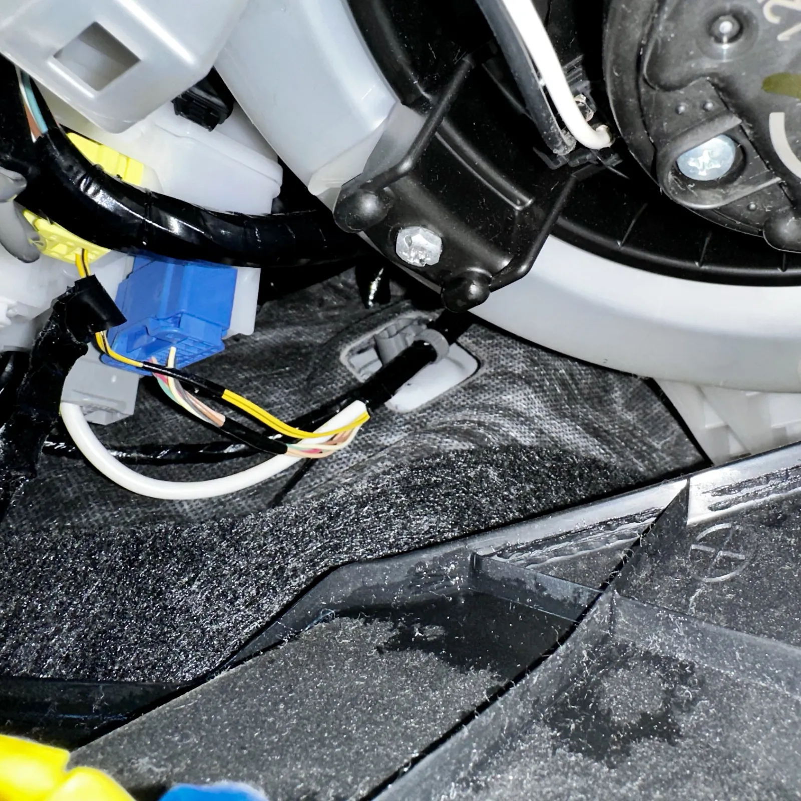 車内側はグローブボックス外して下のカバーも外したけど、全然見つからなくて諦め掛けたんだけど😅💦