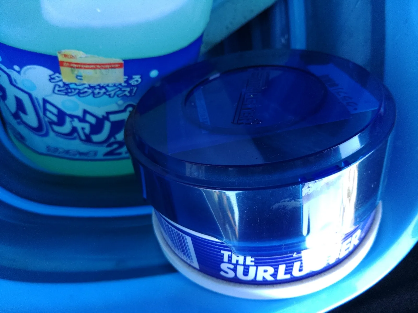 セールで買ったシュアラスター。
あと1缶あり。
もう寒いし、来年がんばります。😃💦
ボンネット、ルーフ、トランク上部、後部、ドア左右、フロント&リヤフェンダーが金属なので、そこをメインに塗り、拭き取り、拭き取りしたタオルで樹脂のフロントバンパー部、サイド下部のエアロパーツ、リヤバンパーなどを塗り、最後はフェンダー裏、タイヤハウス、バンパー下部、ホイール、タイヤも拭きあげ。💦