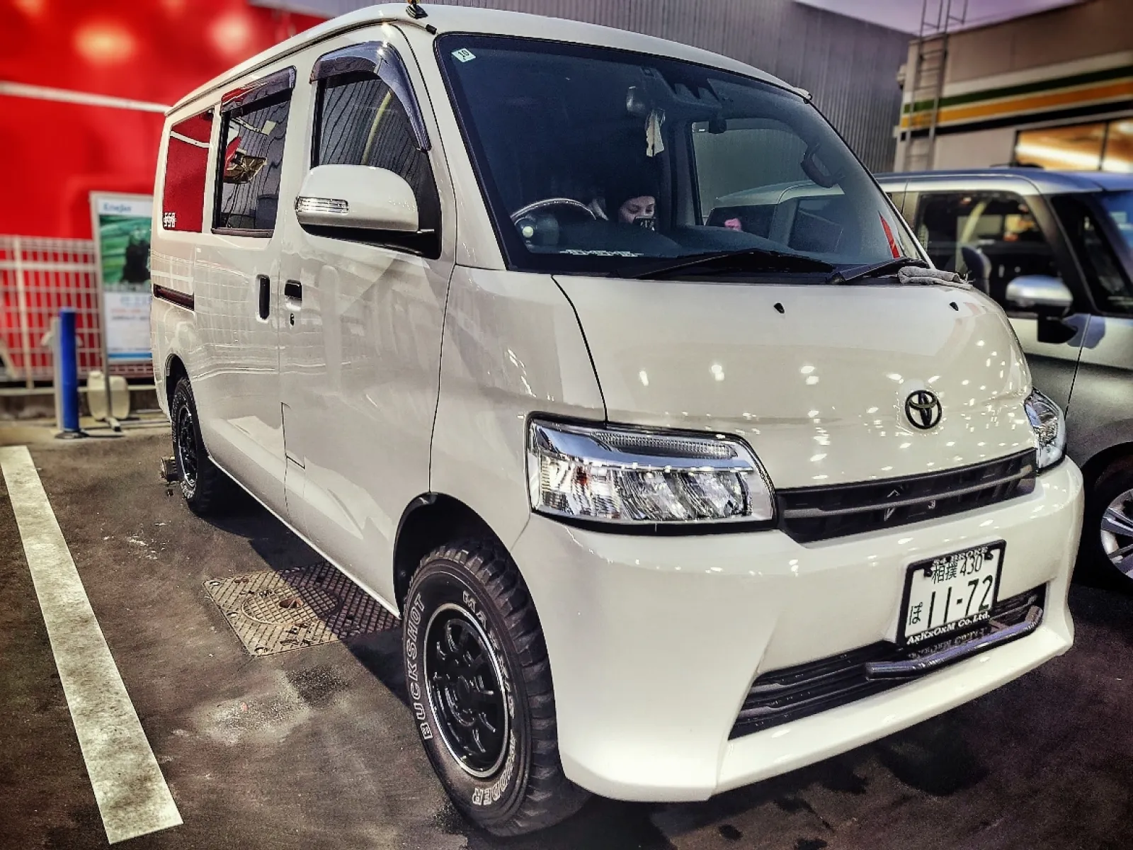 久々に洗車できてスッキリ♪

助手席に座るのは、ボディ拭き上げ担当の嫁っこです。
.
.
.
.
.
☆Instagram☆
https://instagram.com/ak_44_

★タウンエースバン使用パーツリスト、他SNS等★
https://linktr.ee/ak_44