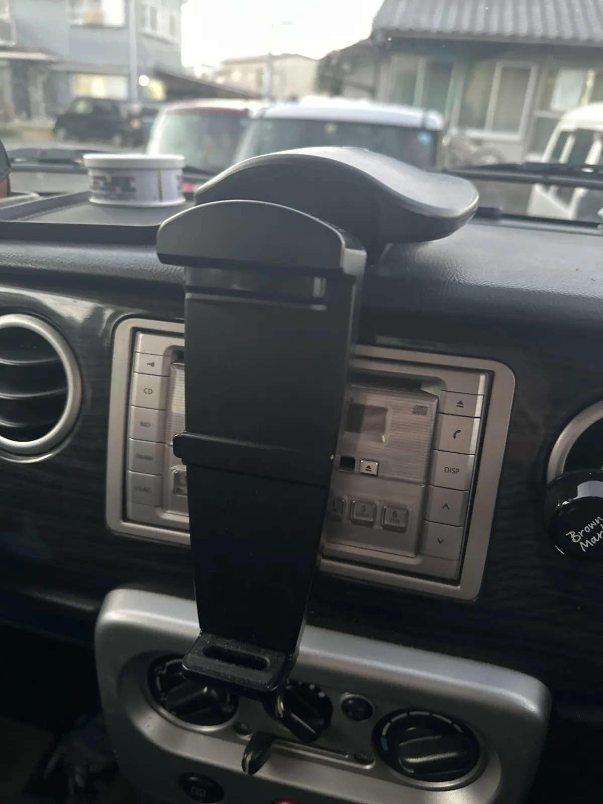 車載ホルダー タブレット200-CAR010ですが、
11インチのiPadでも問題なく固定出来ます。
ぐらつく事もなく大画面ナビになり快適！