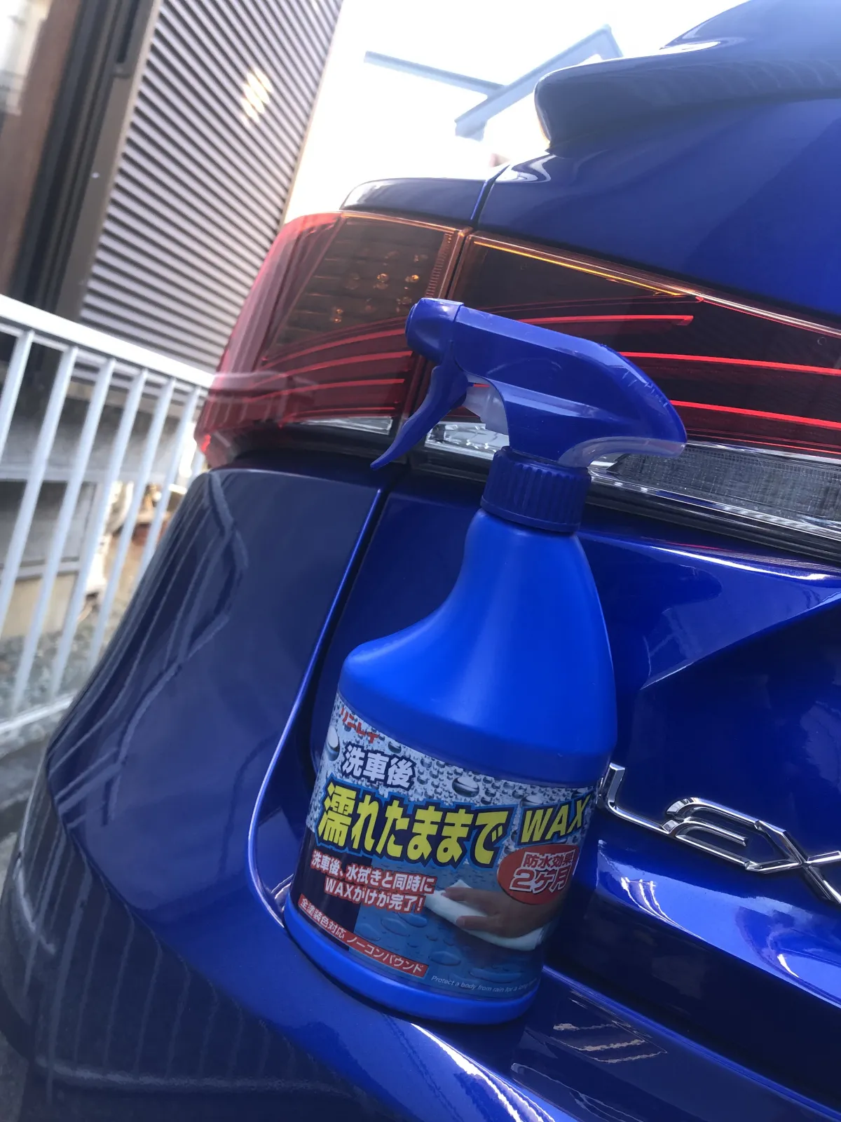 ホームセンターで500円くらいで買ったものですが、充分や艶と耐久性を持ちます。
私は洗車頻度は高いので、洗車のたびに軽くこれを使っています。ボンネットを2分割して6倍の値段がするトップブランド（S社）の固形ワックスと比べてみましたが、艶について違いが分かりませんでした。ムラも起こりにくく、コスパ抜群だと思います。
