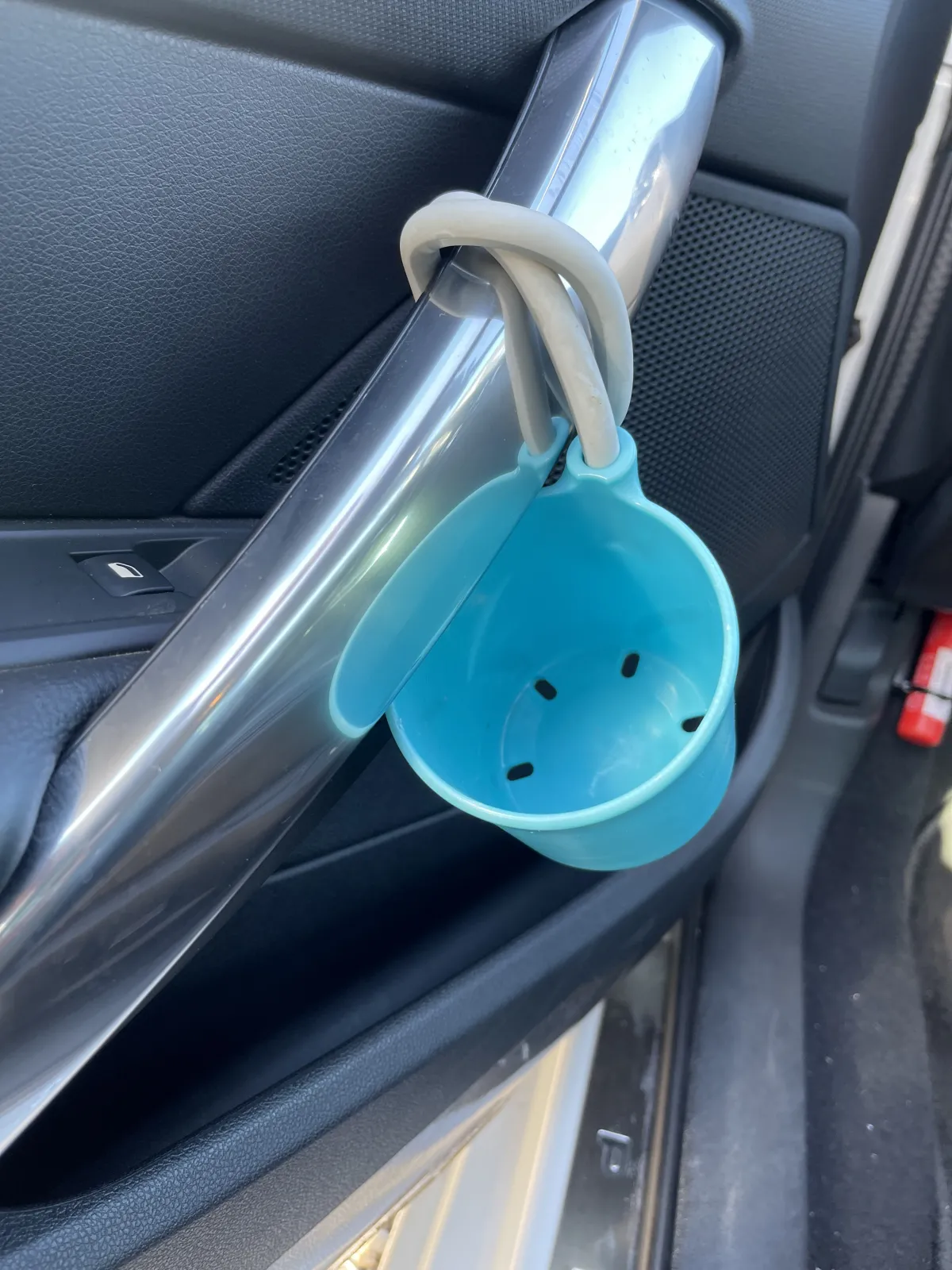 折り曲げ自在のステー付きの車用ドリンクホルダーです。ドリンクホルダーがない車でも、ドアハンドルなど、色々なところにつけることができますよ。