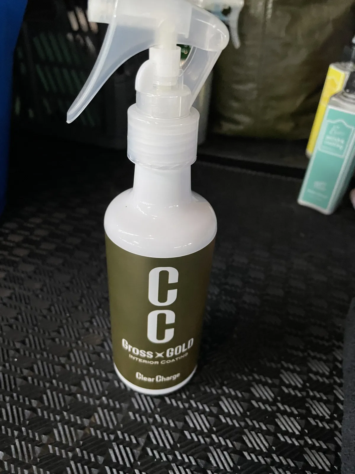 プロスタッフの、CC gross gold。

内装の艶出し剤は、コレを使ってます。
匂いがきついのは苦手なので、
これは無臭なのがいいです。