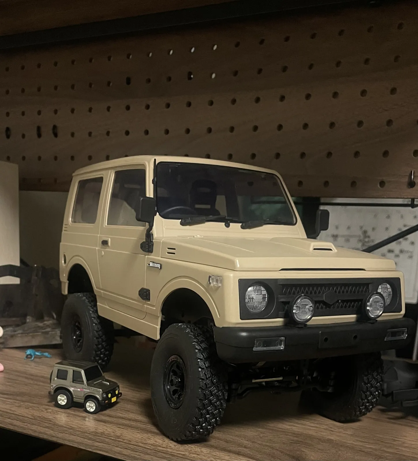巷で噂(？)のラジコンが納車になりましたw

やっと届いたw
僕にとって4代目(チョロQ、プラモ、実車、ラジコン)のJA11ジムニーの納車ですw😜

以上！