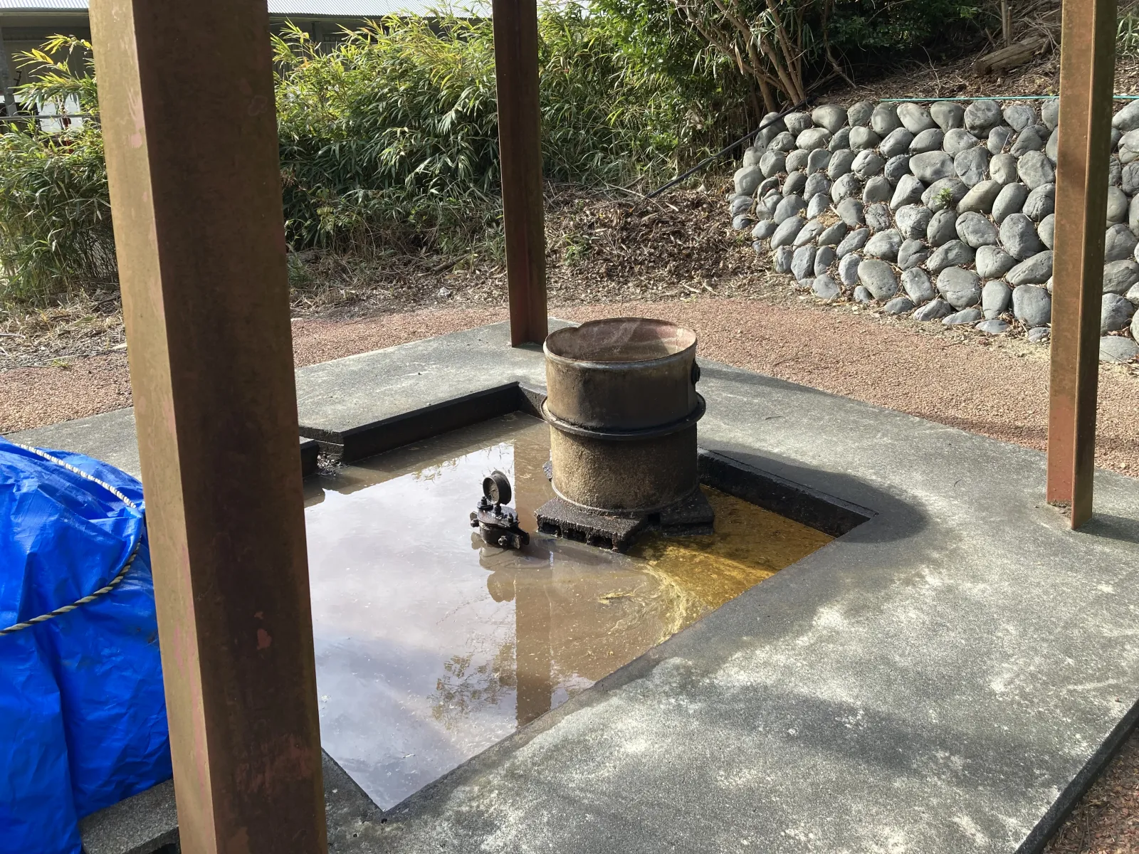 まだ、油が漏れています。

油田です。

油田ですね。

油田だ〜。すごい👍


なかなかいい社会勉強になりました。

近くにある遺産。
なかなかでした。


近くにお越しの方は
立ち寄って見てください。


あー寒い🥶　　帰るぞーND‼️


では、また。
