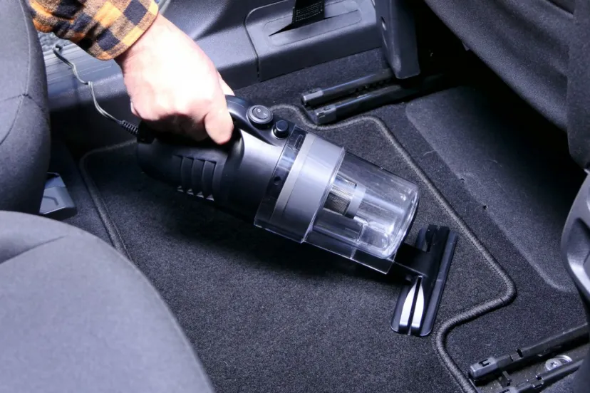 サッと取り出してパッと吸引！【今こそ！電動ツール】車内に常備したい小型掃除機