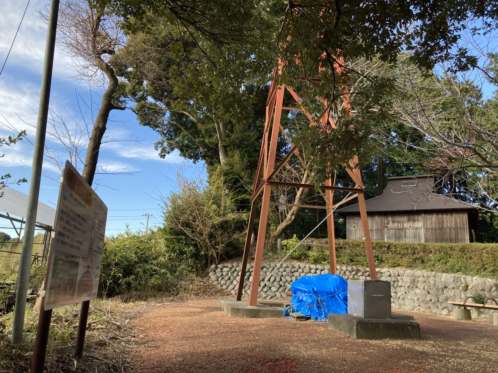 こちらは現存する井戸です。

明治時代初めに機械掘削が導入され、
井戸の数も百単位になり、次第に採油できる量が少なくなって閉鎖されました。

太平洋側で唯一の油田です。
特殊な地下の条件が揃わないと油田が
できないのは理解しますが、

なぜここ？
説明がありますが、地球の不思議🌏