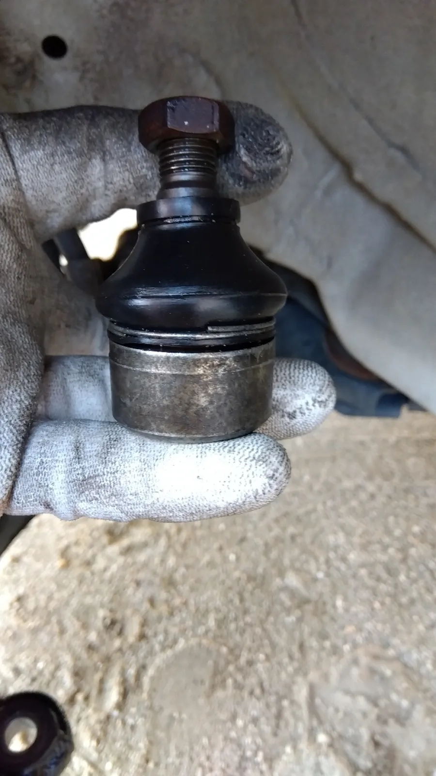 タイロッドエンドブーツのひび割れを車検で指摘されたので、自分でブーツ交換しました。アルトのブーツはカシメタイプでは無くて、リング固定タイプなのでリングのはめ込みに苦労しました。左右交換しましたが１個ブーツを破ってしまいました。余分にブーツ購入しておいて良かったです!