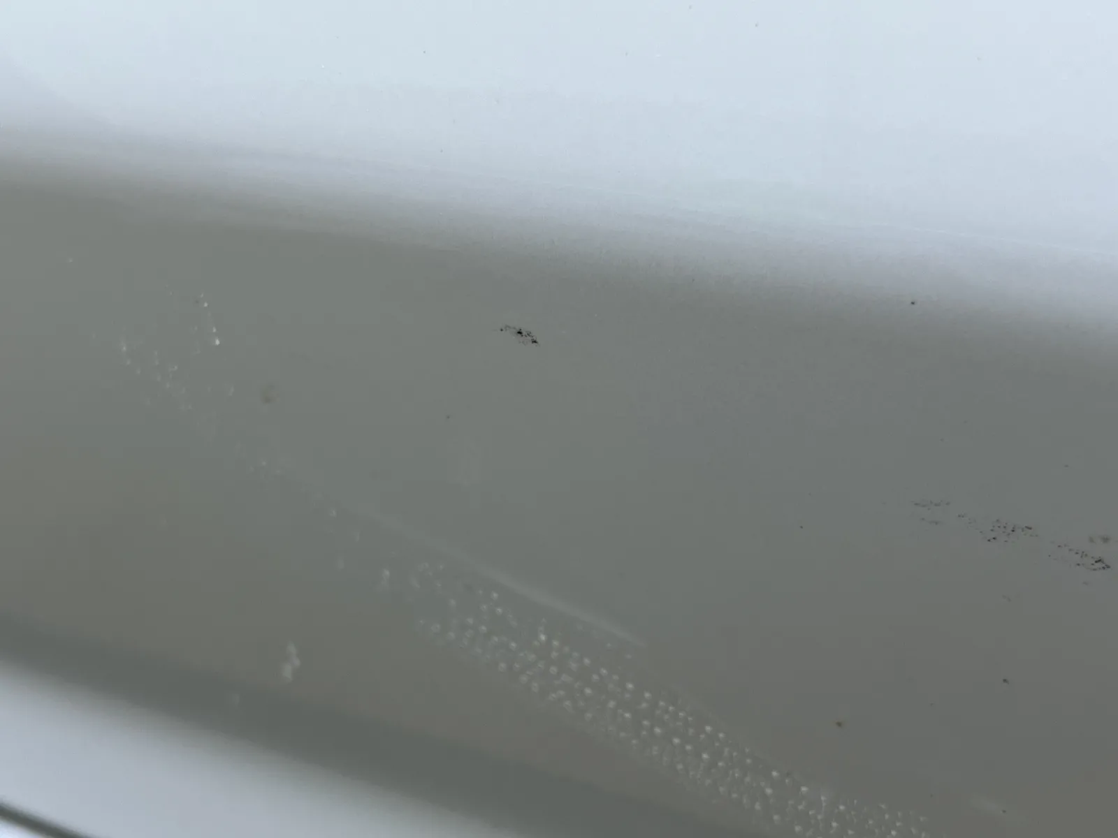 この度我が家にやってきたＸVはなかなか綺麗なのでありますが3年落ちの中古なので、最初は気が付かなかったけど細かい傷が気になってきました。
見えにくいとは思いますが中央に黒いのが見えると思います。〔よーく見てください〕