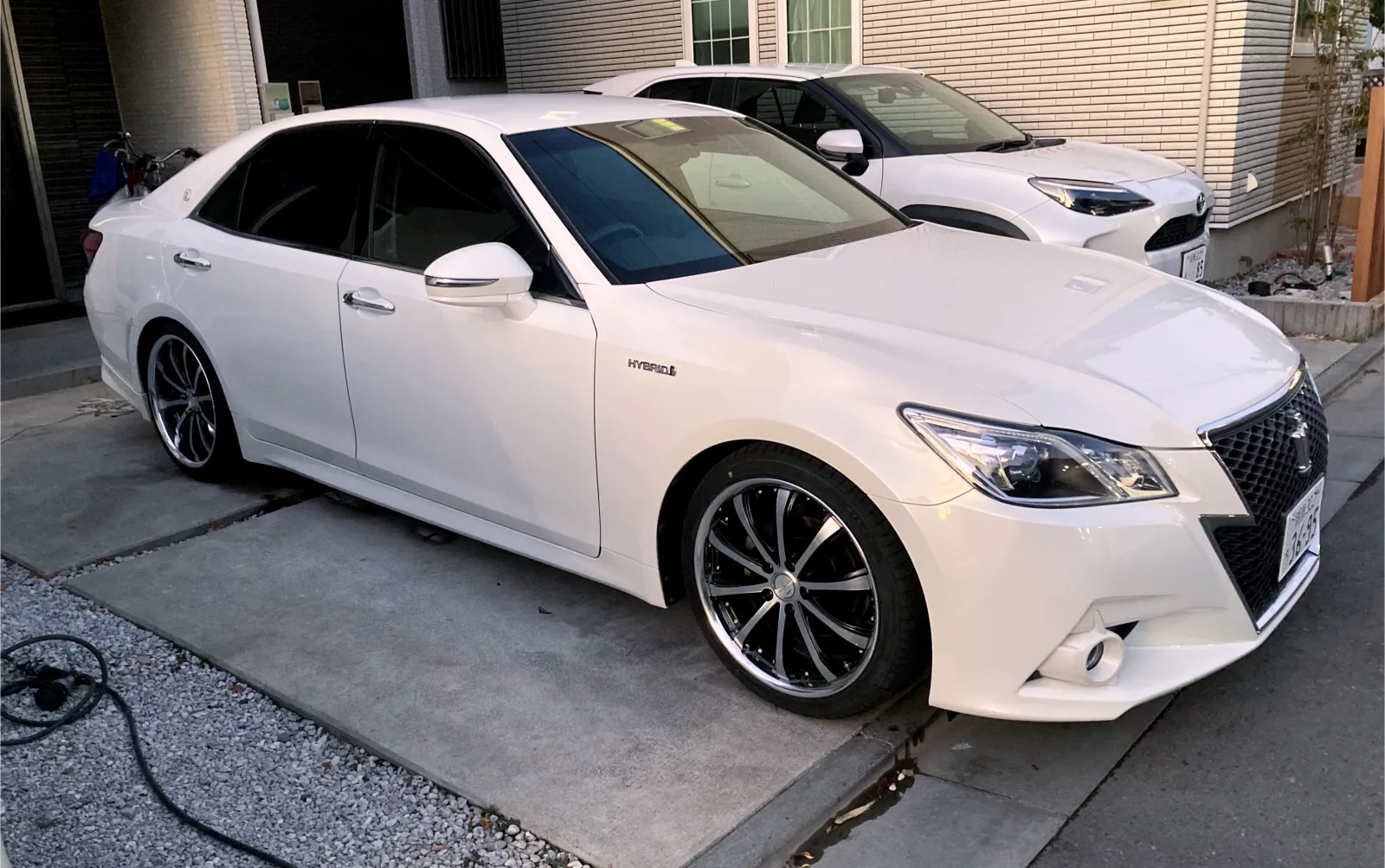 古くからの友人が車を買い替えたから洗車してくれー！
との事で下廻りからボディーまでバチバチに洗車してグラフェンコーティングまでやりきりました🤗
友人いわく「昼ぐらいには終わるかと💦」
コーティングやるのにそのぐらいで終わる訳無いやーん（笑）
結果なんだかんだで10時〜17時までみっちり！