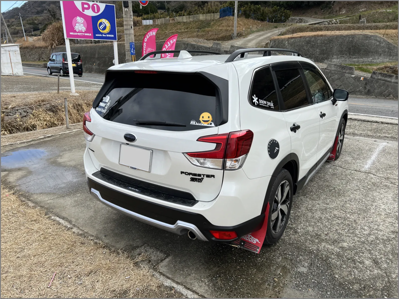 愛車の1番好きな画角❤️
アウトドア系のステッカーをペタペタと貼ってみました。隠れてますが左リヤの窓ガラスにもいくつかペタペタ。
マッドフラップは自信がなかったけど自分で取り付けできました。白色の車体に赤のマッドフラップがアクセントでカッコいい♡と自画自賛しています👏