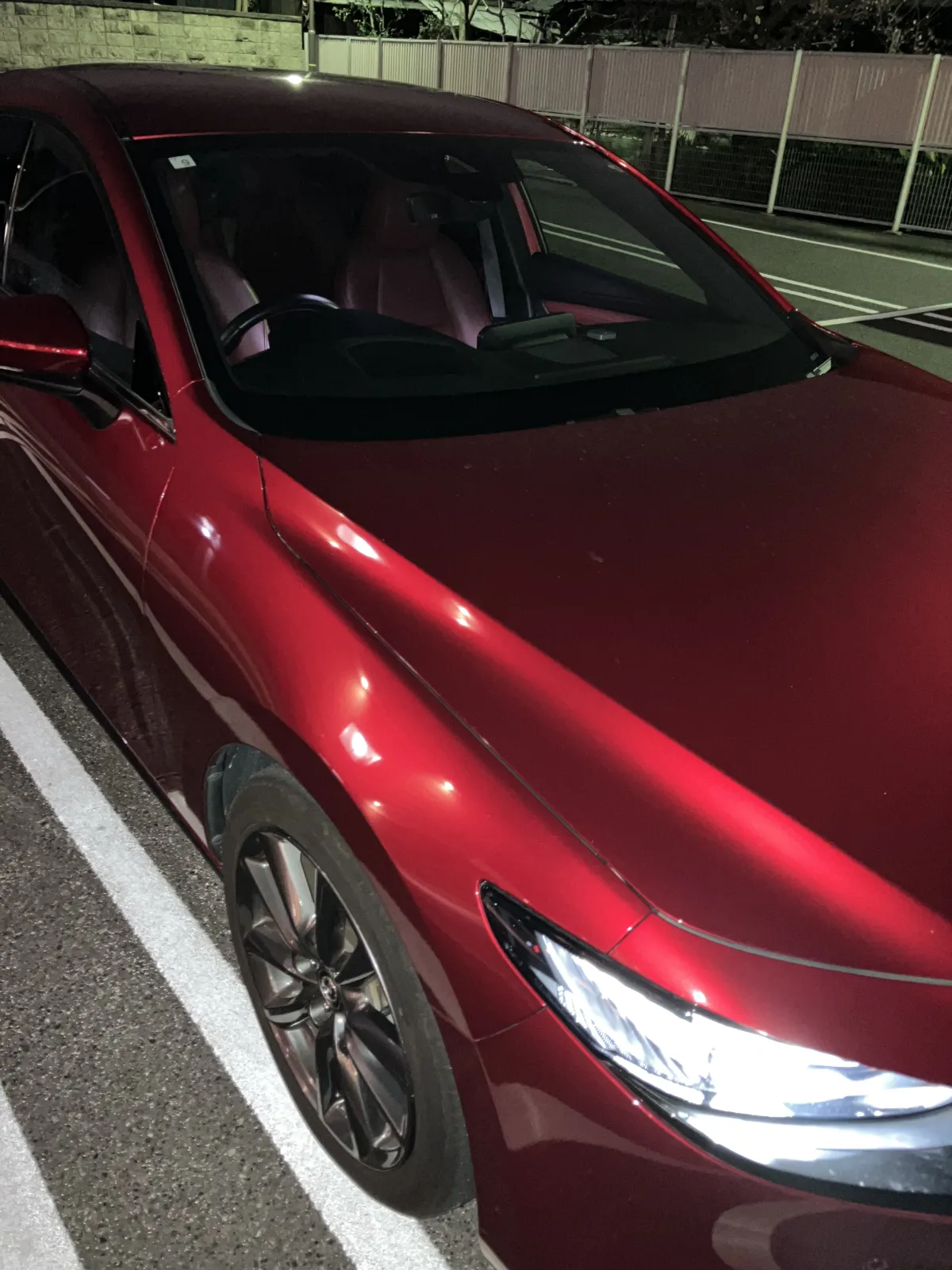 MAZDA3の赤色がすごくきれいです！！！
毎日ながめていても全くあきません。とてもカッコ良いです。他メーカーの赤色とは綺麗さと輝きが全くちがいます。MAZDA特有で特に赤色にこだわっているだけあって素晴らしいです。