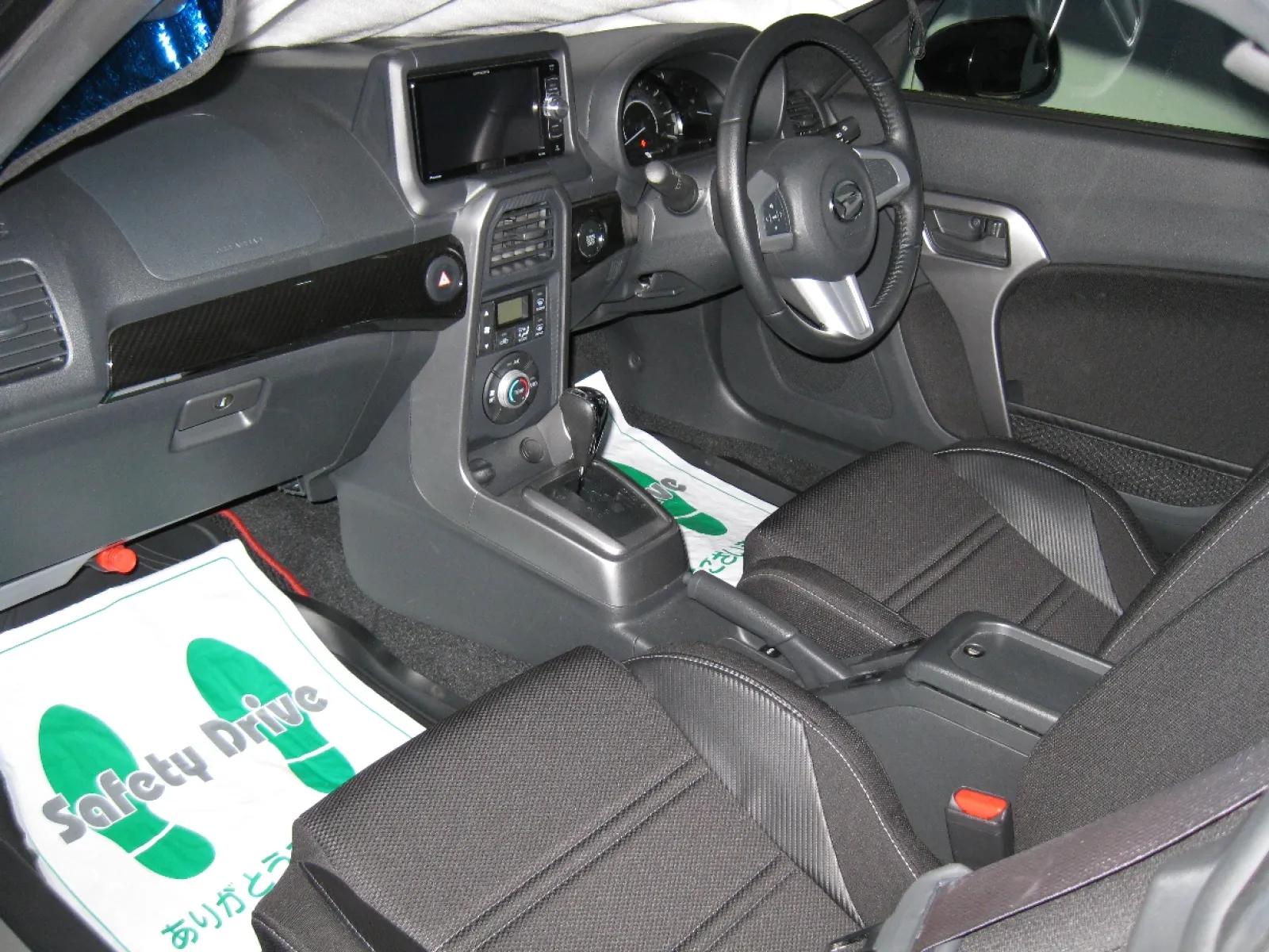 内装は超ドノーマル。物は増やしたくないので特にいじっていない。唯一の変更点は車内灯をLEDにしたり、USB充電器をソケットに挿している程度。