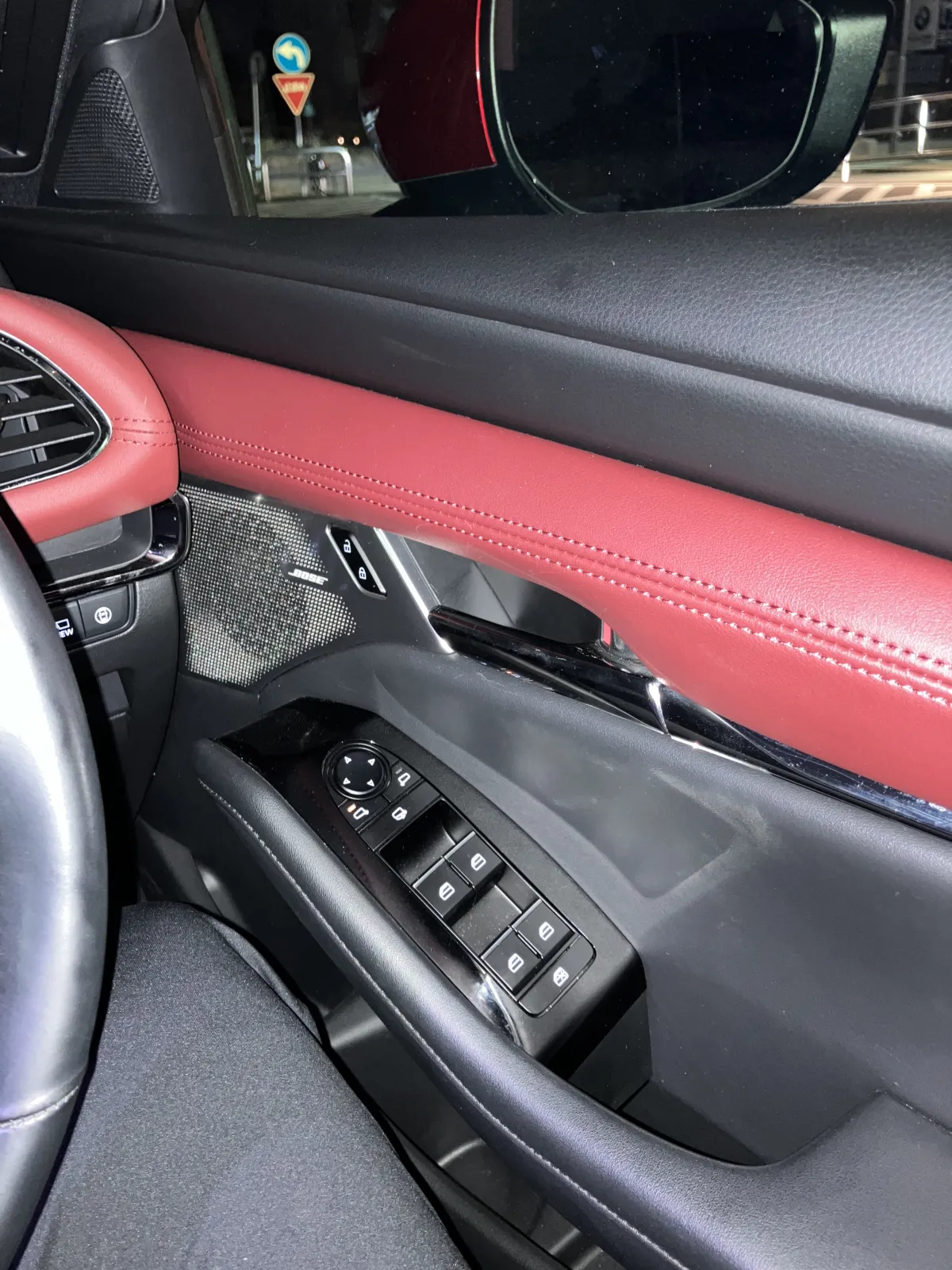 エクステリアだけでなくインテリアもしぶい赤色です。ベンツやレクサスなどの高級車とも負けない非常にインテリアに高級感があります。
価格以上の質感で素晴らしいです。ワインをイメージした赤色で非常に気に入っています。シートも赤色でとてもきれいです。シートの座り心地がとてもよくて疲れませんので気に入ってます。