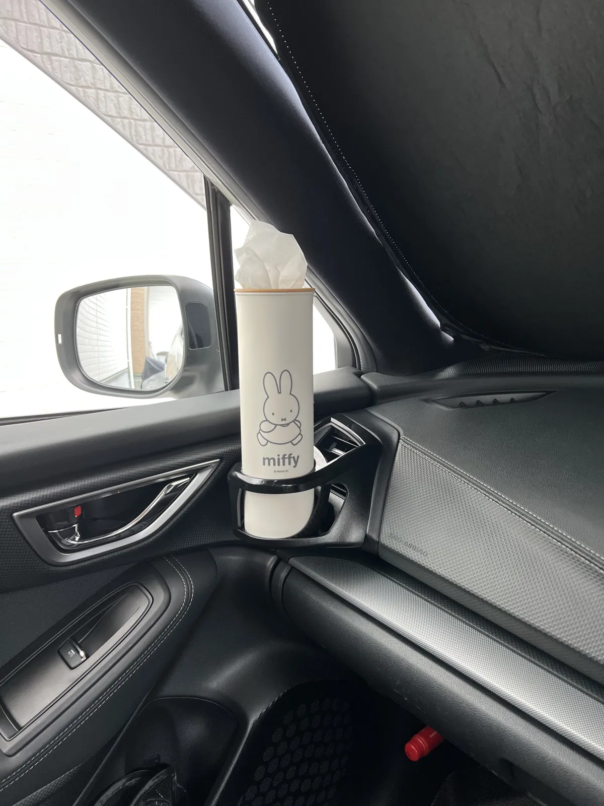 お気に入りの内装箇所はドリンクホルダーとAピラーです。ドリンクホルダーは純正品ではないものの純正と見紛うほどの出来で大変満足しています。Aピラーは元々ベージュっぽい色合いでしたが、プチカスタムで黒いタイツを履かせてブラック化しています。