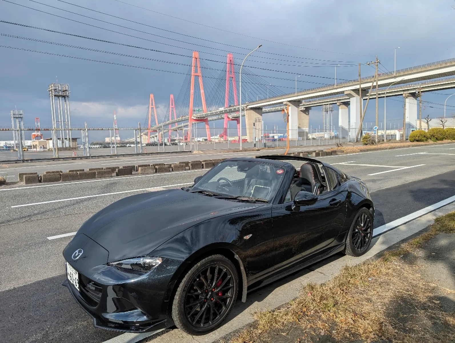 ☆　オープンカーに憧れも無ければ、特にロードスターのファンでも無い自分が、ロードスターRFを購入した理由が、マツダのスポーツカーだからです。
　ただ、NDにソフトトップしかなかったら、購入したかは疑問です。。。

　まず購入の決め手になったのは、スタイリッシュなクーペで電動でルーフが開閉できる事、1.5Lクラスのボディーに2.0Lエンジンを積んでいるので走りに不満もありません。

　格好良いクルマで、運転も楽しいクルマって、自分には充分です。