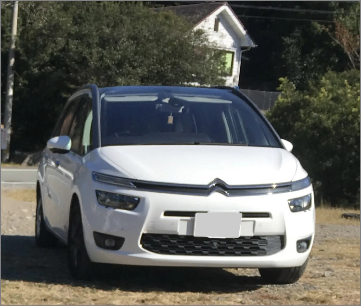 グランドc4ピカソ
マイナーチェンジで顔つきが変わりましたが、私は変更後のスペースツアラー顔よりも断然初期の顔の方が好きです。ポジショニングランプとつながったダブルシェブロンと中央の細く横長のグリルでワイドな印象が良いです。
全体的に丸みのあるフォルムなので日本車には無い可愛らしい印象で大好きなデザインです。