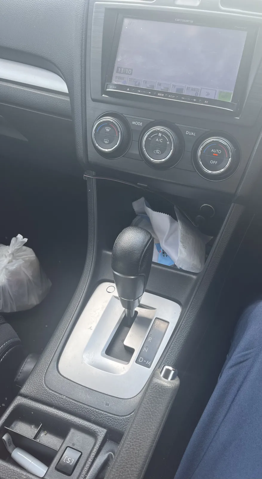 ドライブは趣味で、休みの日は家族でついついこの愛車に乗って気分転換がてらドライブしてしまいますね。

内装、エクステリアは割と地味かと思いますが、黒に近いグレイの色で比較的落ち着いてます。

そこがお気に入りのポイントです。

ナビも購入した時に付いてはいましたが、基本的には使ってなくて、ドライブする時は、もっぱらブルーツースでお気に入りの音楽を聞いてます。

ナビがいる時は結局スマホのナビを使ってしまう笑