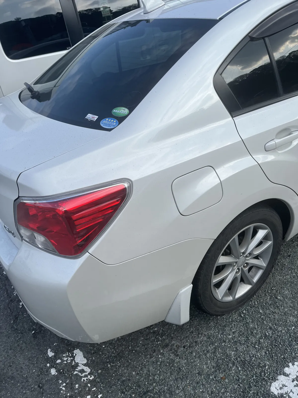 2枚目の画像は1番のお気に入りポイントかもしれません。

ぱっと見、BMWのテール、お尻に似てる気がしているのですが、わたしだけですかね（笑

BMWに乗っている方、すみません。。
お許しください。^_^

前にスバル【レガシー】に乗っていた親友も気に入ってくれてるみたいです。

値段はそこまで高くはない部類になるかなと思うのですが、お尻の部分がちょっと高級感があって個人的には気に入っております。

画像の中にギリギリ写っているのですが、車のアンテナを最近の流行りのやつ、シャークフィンアンテナ？に変えてもらいました。

純正のアンテナで工賃込みで20000円ぐらいだった気がします。

以前のアンテナは、見た目がちょっと古くて嫌だったのですが、変えてからは非常に気に入っております。

そこもBMWに似てるような？^_^

次はフロント部分を少しかっこよくしたいので、色々模索中です。


フロントスポイラーっていうんですかね？
あれ付けたいなと思っているのですが、いいお値段するみたいなので。