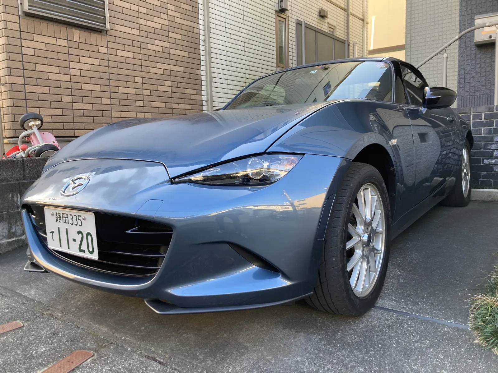 昨年末の定期点検で修理箇所がでました。
NDもすでに12万キロを超えて.次第に修理箇所が見つかり始めまています。

今回は、ロワーアームの交換です。ブーツが破れて来ていて、交換するのが目的ですが、
アームがアルミ製のために、ブーツ交換する為にはまさかのロワーアームのアッセンブリー交換になるそうです。

NBはアームがスチール製なのでバラせるので、ブーツだけの交換ができるのですが、
NDはアームがアルミ製のために接続部の強度の問題が保証できないのか、アッセンブリーでの交換になってしまいます。アルミ自体の耐久力(弾性域)の話もあるかもしれないです。