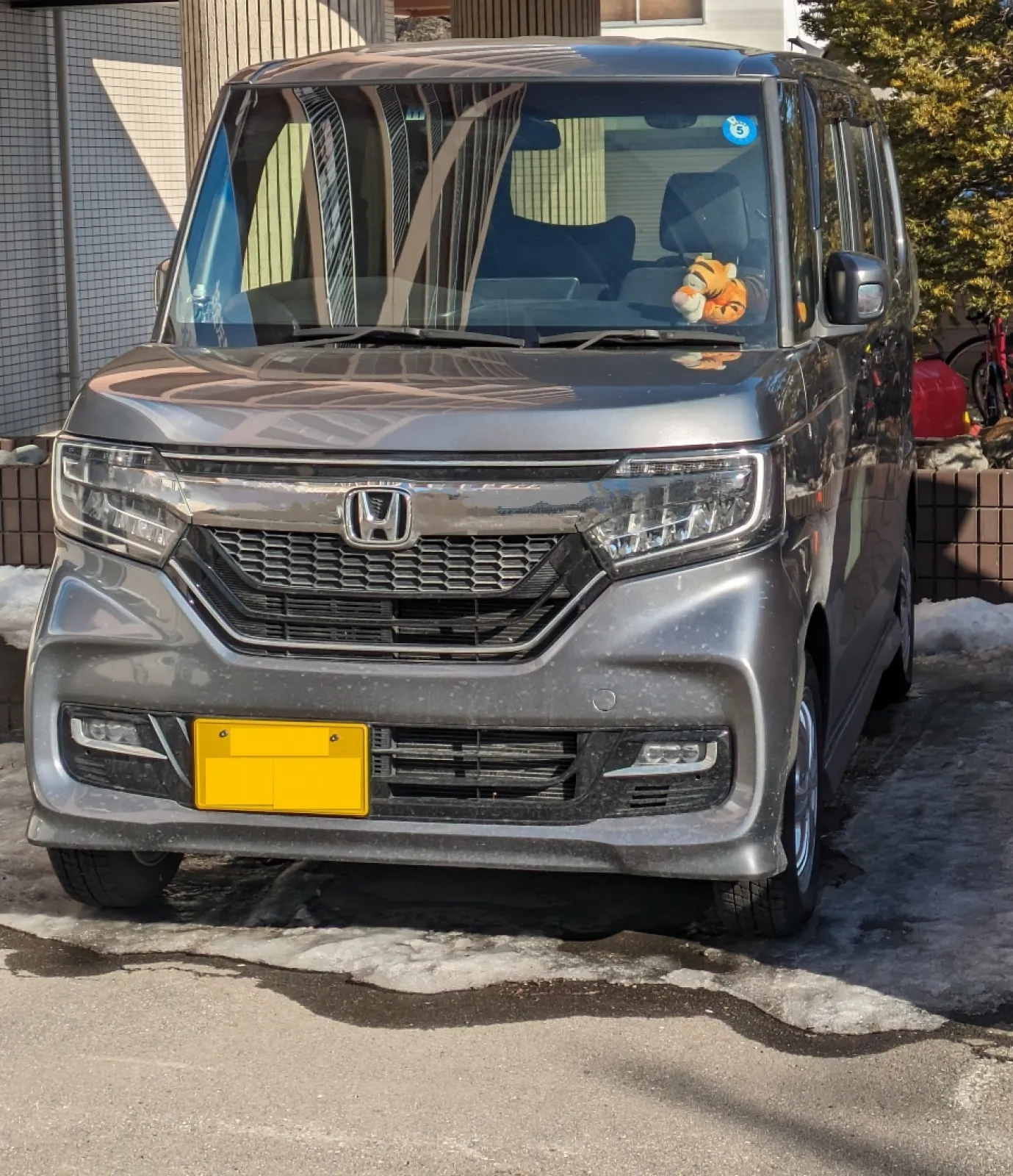 我が家の初めて購入した車です。
通勤と家族でのお出かけがメインの使い方です。
軽自動車の分類で税金・高速代は安く、広めの車内でお出かけには最適です。
ただ、高さはあるので、立体駐車場の高さ制限を受けたり、街中ではやや不便な面も…
高級車のようなカッコ良さはないですが、トータルではお気に入りの愛車です。