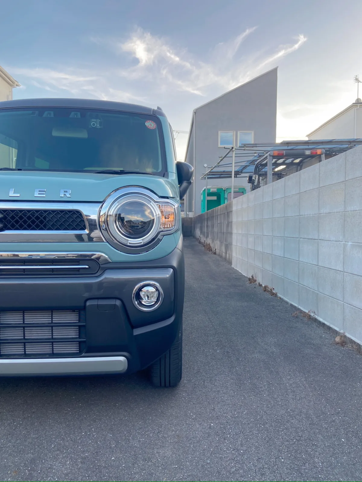 半年待ちの末納車されました新型ハスラーの新車です。
軽自動車ですが、とても中が広いです。収納もとても多いです。中もとてもシンプルです。
燃費の街乗りで19ℓ前後で問題ないです。
カラーはオフブルー&ガンメタリックの特別仕様車カラーになります。
白の希望ナンバーにし、スズキの純正フレームにしました。