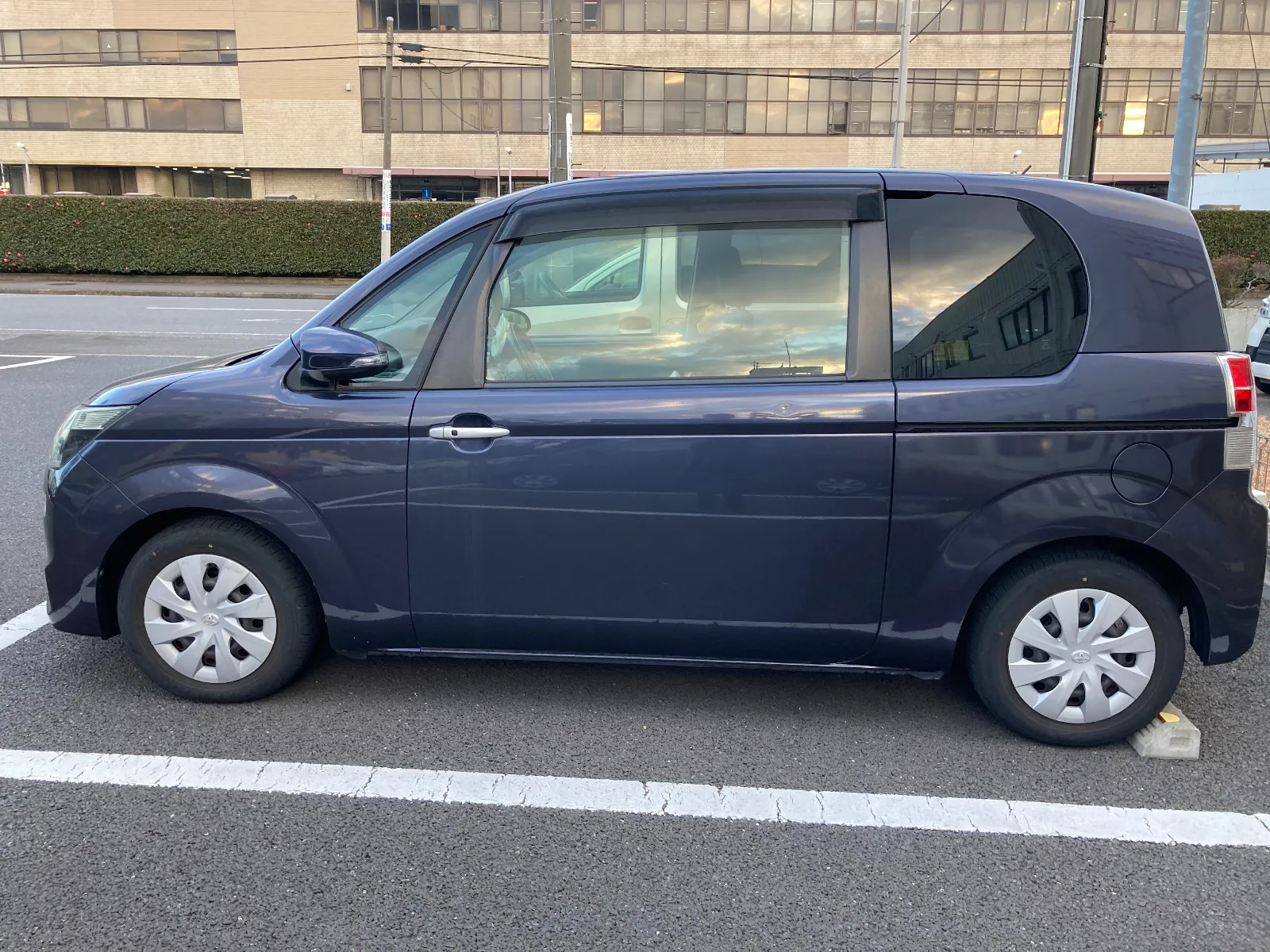 トヨタのスペイドになります。3年間乗車しております。中はそれなりに広々としていて、4人家族であれば充分な広さなので、ゆったりリラックスしてドライブできるので、とても気に入っております♪また運転もとてもしやすいです。