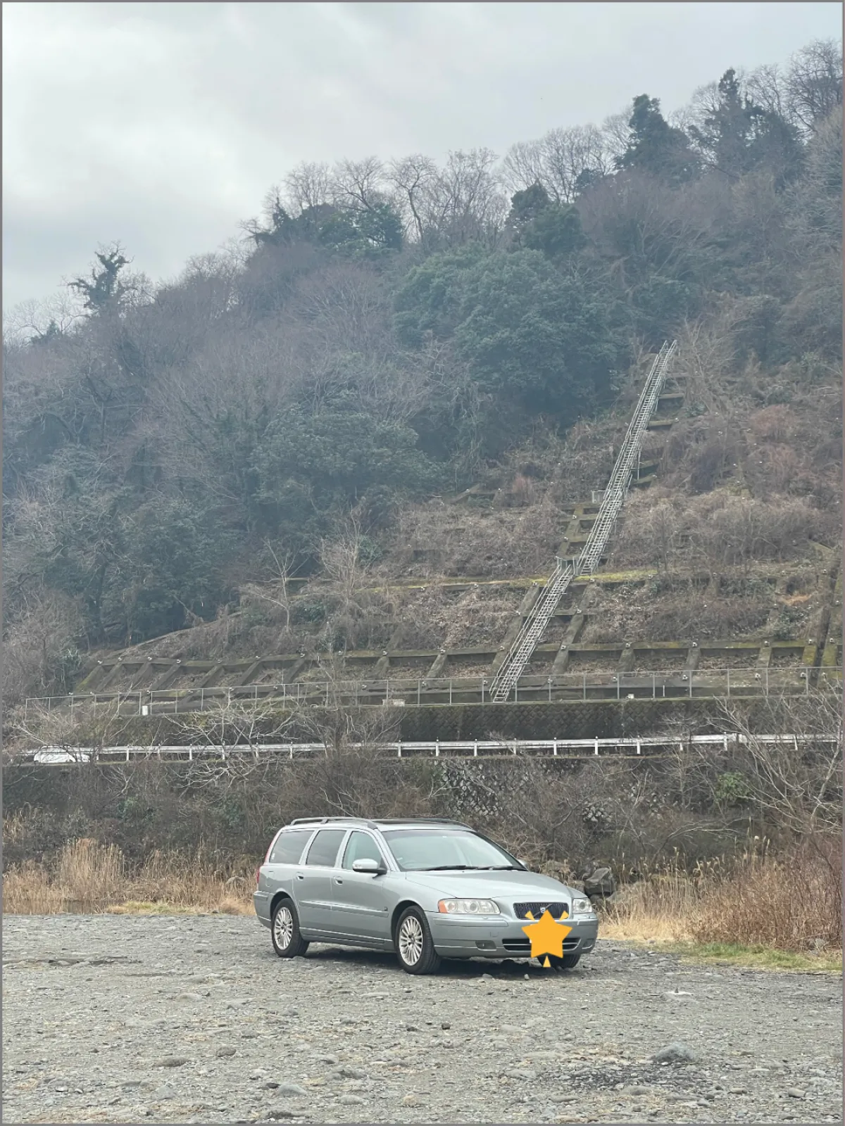 カーサイドタープが届いたので試し張り。
今日はソロキャンプだったのでセンターポールにしましたが、二人なら2本で立てることもできるので今度やってみたい。