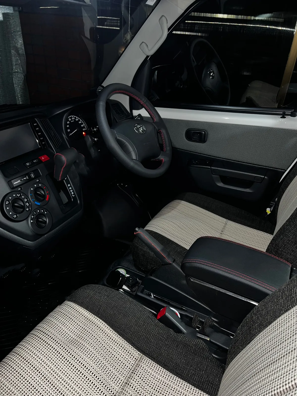 運転席周りは、ハンドルカバーを付けたりシフトノブカバーを付けたりタコメーター、クルコン(スロコン)など付けました。