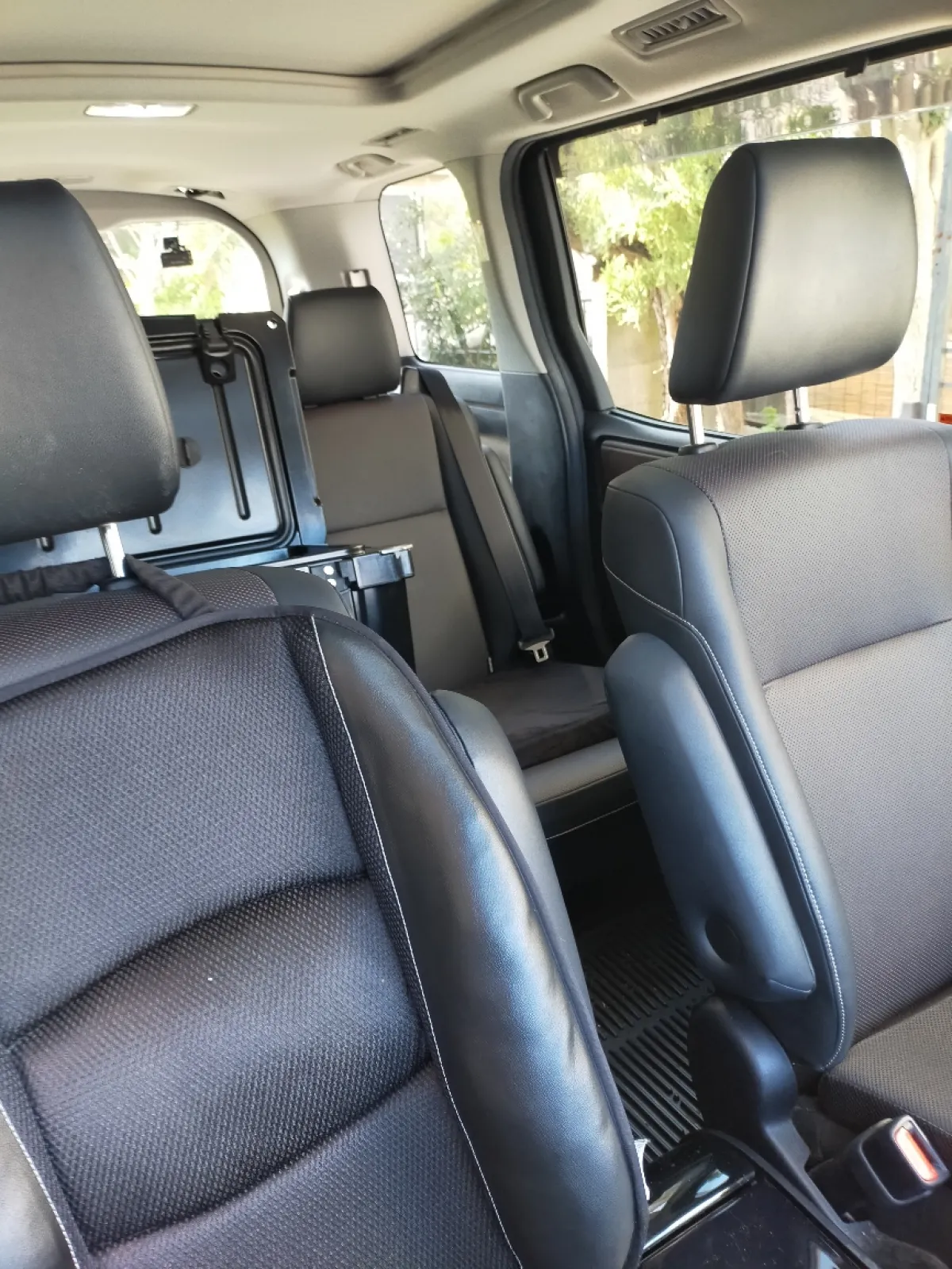 大きな特徴は内装は兄弟車のNOAHなどに比べてゴージャスなつくりになっていて、運転しても車中泊しても快適でスペースも広く、最高に気に入っています🎵