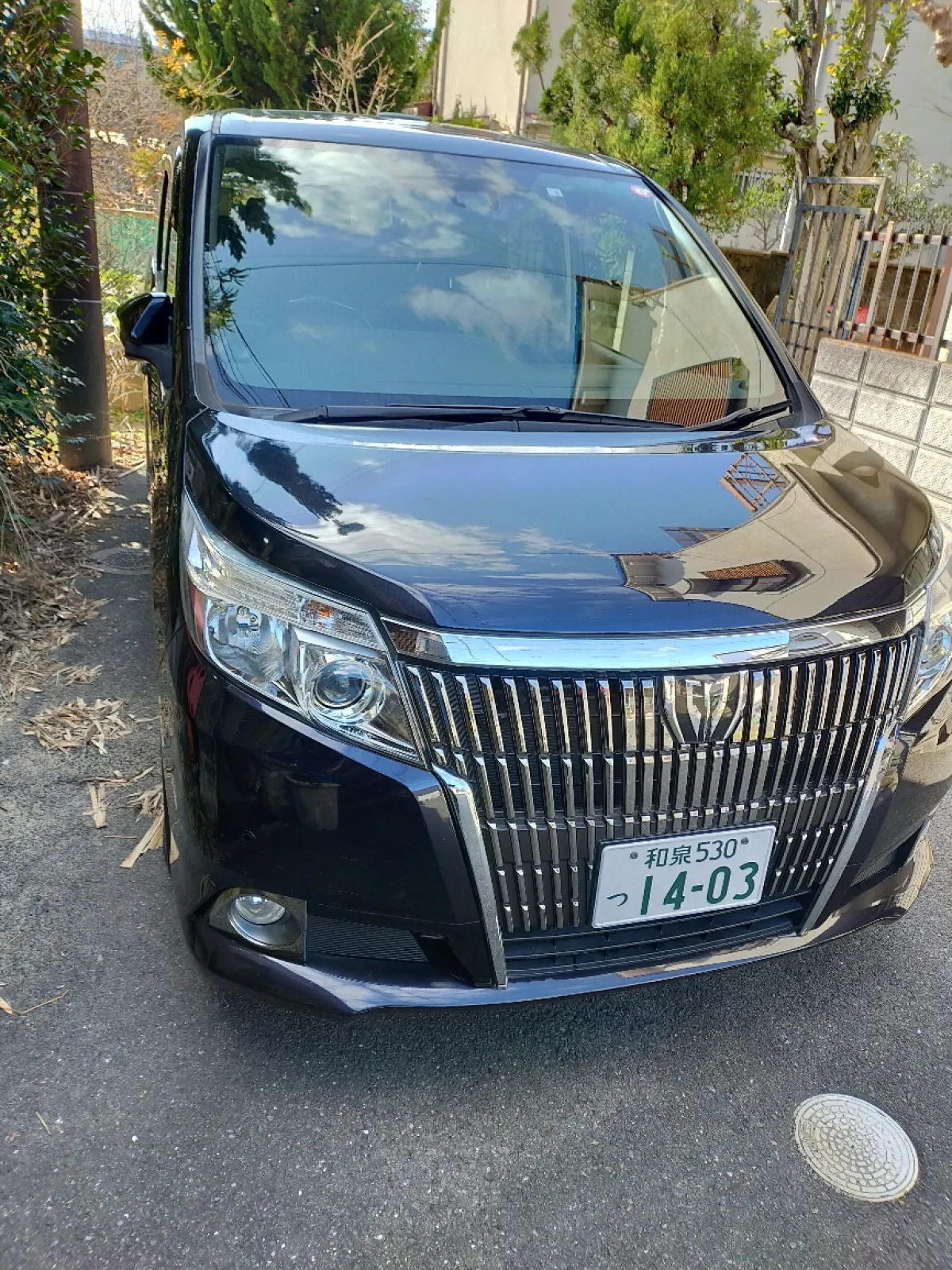 今年ではや7年目となる我が愛車エスクァイアですが、新しい車は欲しいのになかなか気に入った車が見つからず煮えきらないでいると、たまたま税務署に行った帰り道で見かけたのがエスクァイアで「これだ！」と一目惚れしましたww
それからはもうトヨタさんのホームページでスペックや内装、外装、燃費、安全装置、そして新車購入による税金面での優遇などチェックして翌日居ても立っても居られなくなりディーラーさんへ行きました!
お店に入るとすぐに展示車が目に入り眺めていると、担当の方に声をかけられトントン拍子に話しがすすみ、カラーはブラックと決めて即決で契約成立となり、7年経っても色あせない魅力的なボディを眺めながら一人ほくそ笑み、普段の買い物やドライブ、アウトドアに大活躍しています🎵