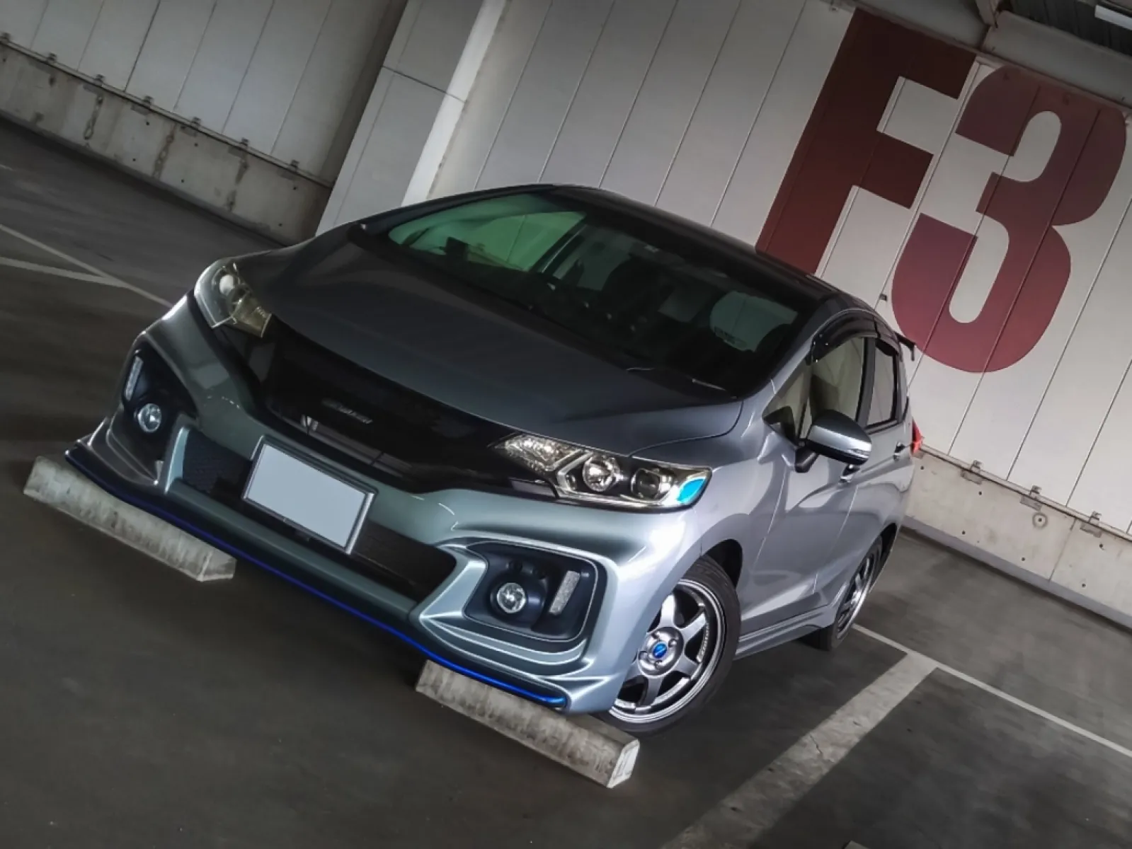 ■2. パーツ/カスタム等

◇エアロ系
・無限 Front Aero Bumper
・無限 Front Sports Grille
・無限 Side Spoiler "Colored × Black"
・無限 Rear Under Spoiler
・無限 Wing Spoiler

◇吸排気
・無限 Sports Silencer
・無限 Hi-Performance Air Filter

◇タイヤ・ホイール
(夏)
・DUNLOP LE MANS4 LM704 (195/50R16)
・RAYS 37 ESPCORT (16×6.5JJ +45)
(冬)
・BRIDGESTONE BLIZZAK VRX (175/65R15)
・Weds LEONIS NAVIA 02 (15×5.5J +45)