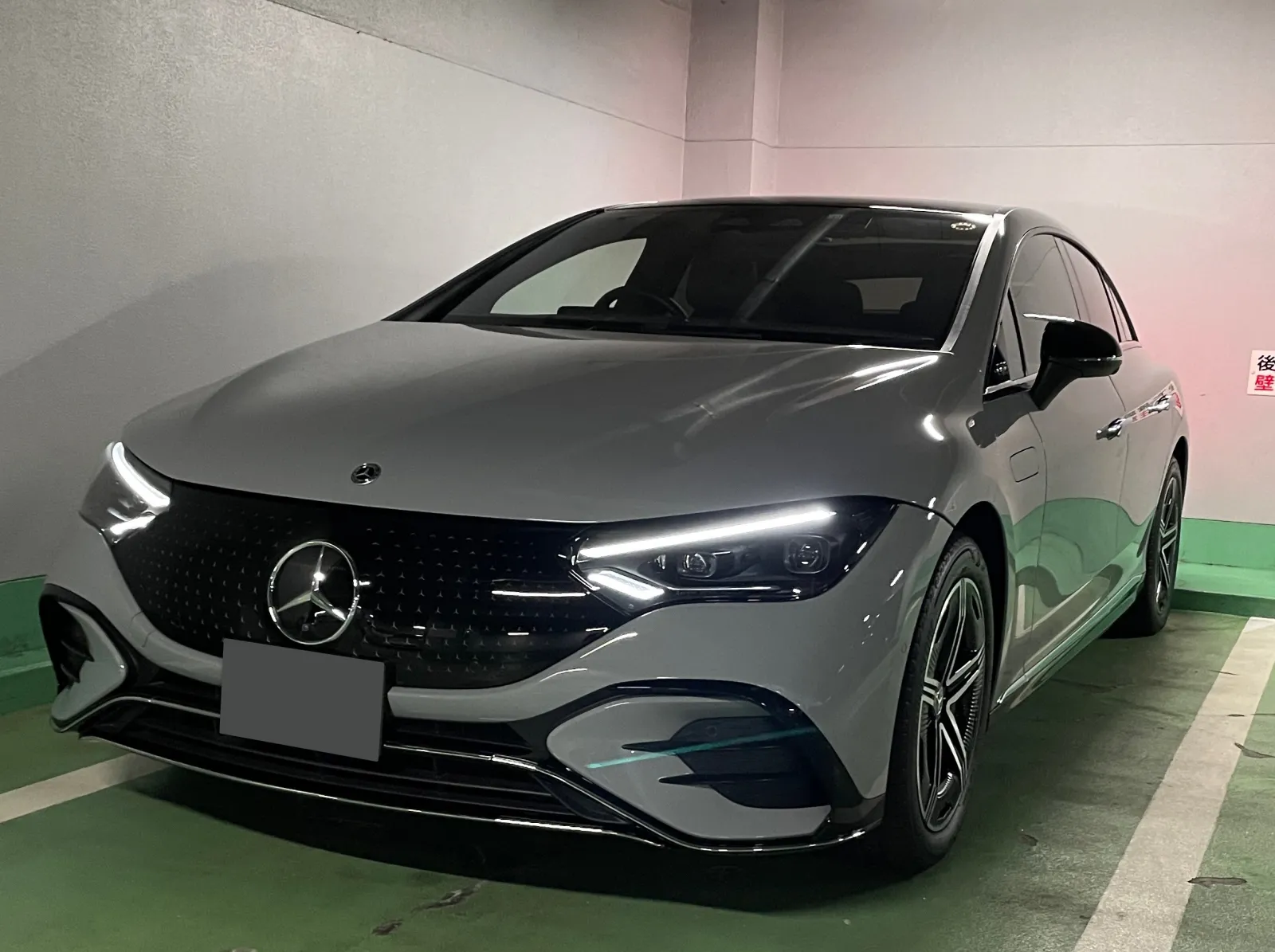 BEVの欠点を潰し、長所を磨きあげた車。航続距離は630km（実態590km位）。
ロングホイールベースによる後席足元の余裕。乗り心地。にもかかわらず最小回転半径4.9mの小回り性能。（ホンダフィット並み）
エンジン、マフラーがない為、目立ってしまう風切り音を消すため、CD値0.20。ロードノイズ遮断は遮音ガラス採用など、静粛性を磨きあげている。
メルセデスの中で、スムーズな加速と上質な乗り心地と無振動に静粛性を全部同時に求めるなら、EQEあるいはEQSがお勧めできる。
あ、BEV最大の欠点である価格には触れないでのお勧め（笑）
静粛性、振動は残るが、価格対効果を考慮すると、ほぼ同装備の新型EクラスのPHEVに軍配があがると思う。
ここは、新型5シリーズであえてI5を購入する意義は何か？求めるものはあるのか
？に似ている。