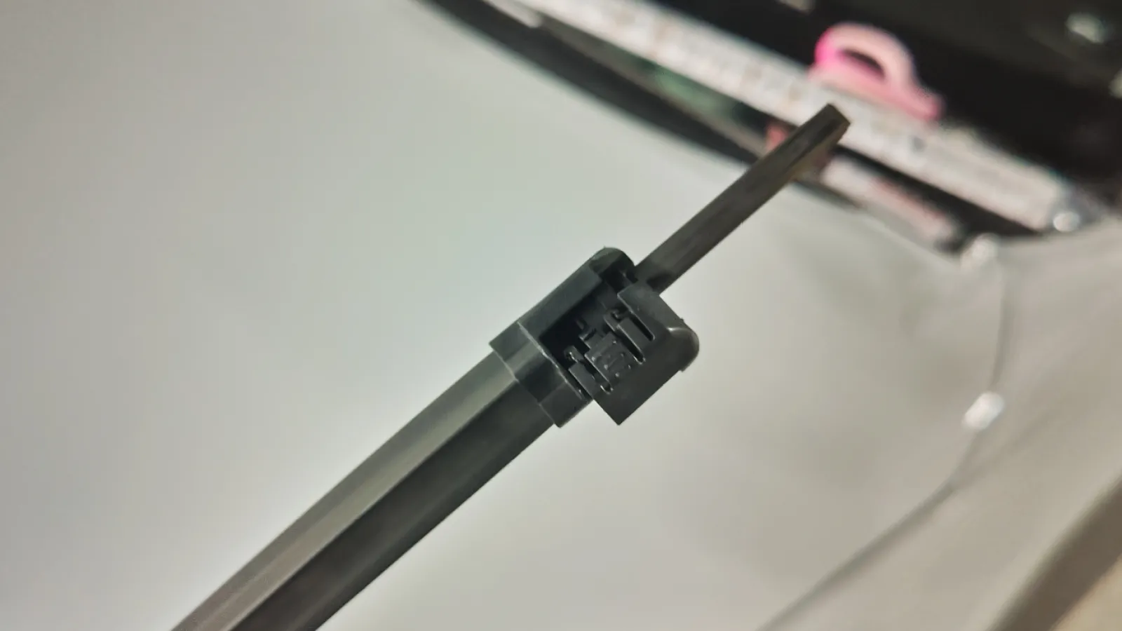 作業も簡単。
ワイパーブレードを車体からはずして、ブレードの端のパーツをスライドさせたらゴムが引っこ抜けます。
