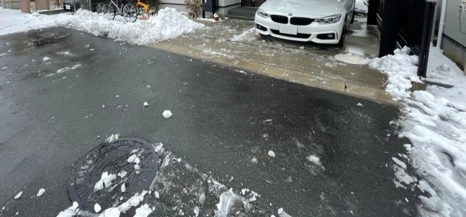翌朝家の前を雪かきしました。
うーん、普段体を動かしていないので筋肉痛です。