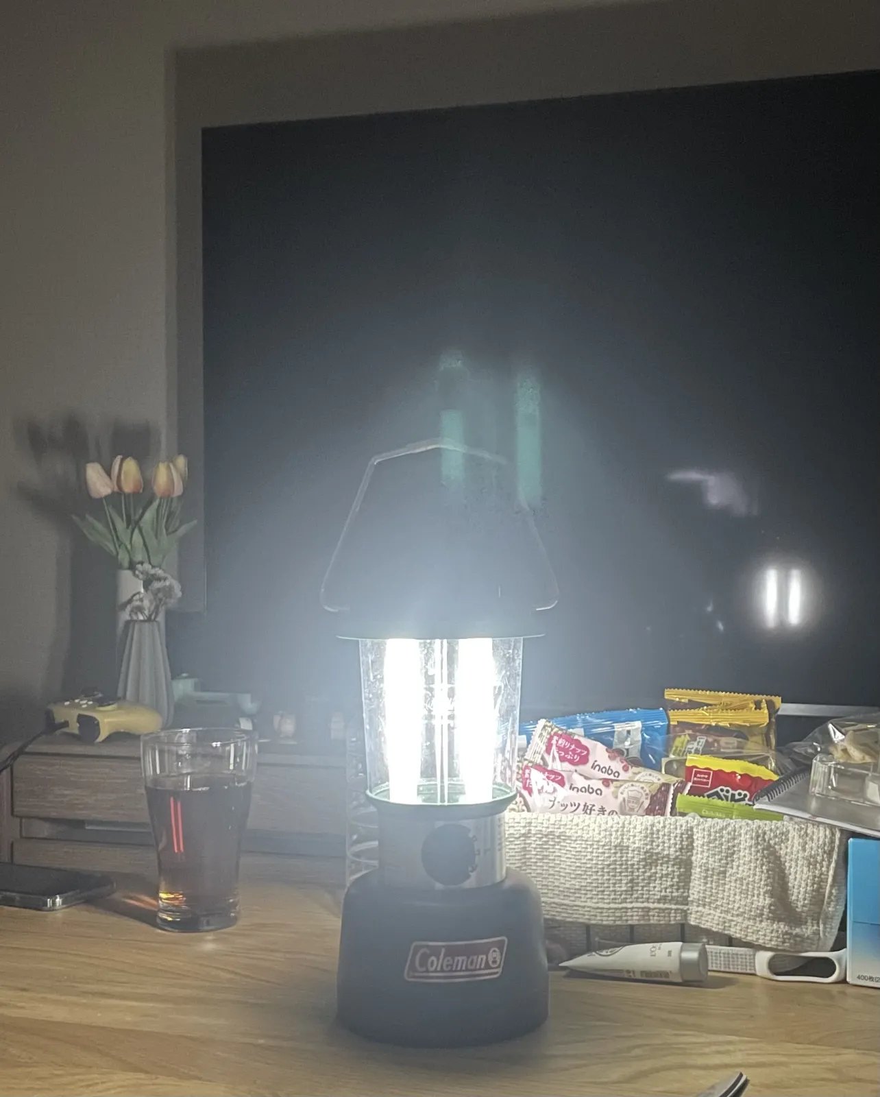 その日の夜、落雷の影響なのか5時間程停電しました。
我が家はエアコンと床暖房で暖を取っているので、暖房手段が無く困りました。
以前使っていた石油ストーブはあるのですが、燃料を買っていませんでした。

改めて乾電池や燃料など、災害への備えが必要だと感じました。