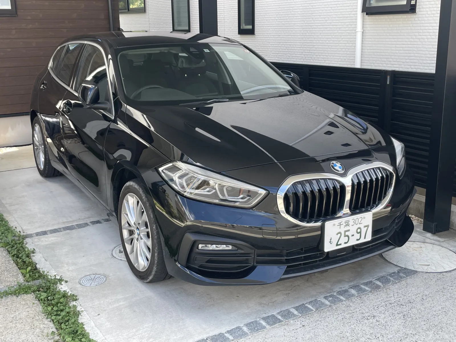 代車は黒の１シリーズでした。
1.5リッターの３気筒ターボのようです。
エンジンの振動等は感じられませんでしたが、遮音性が低いのかロードノイズが結構車内に入ってきました。（４シリーズと比べて）