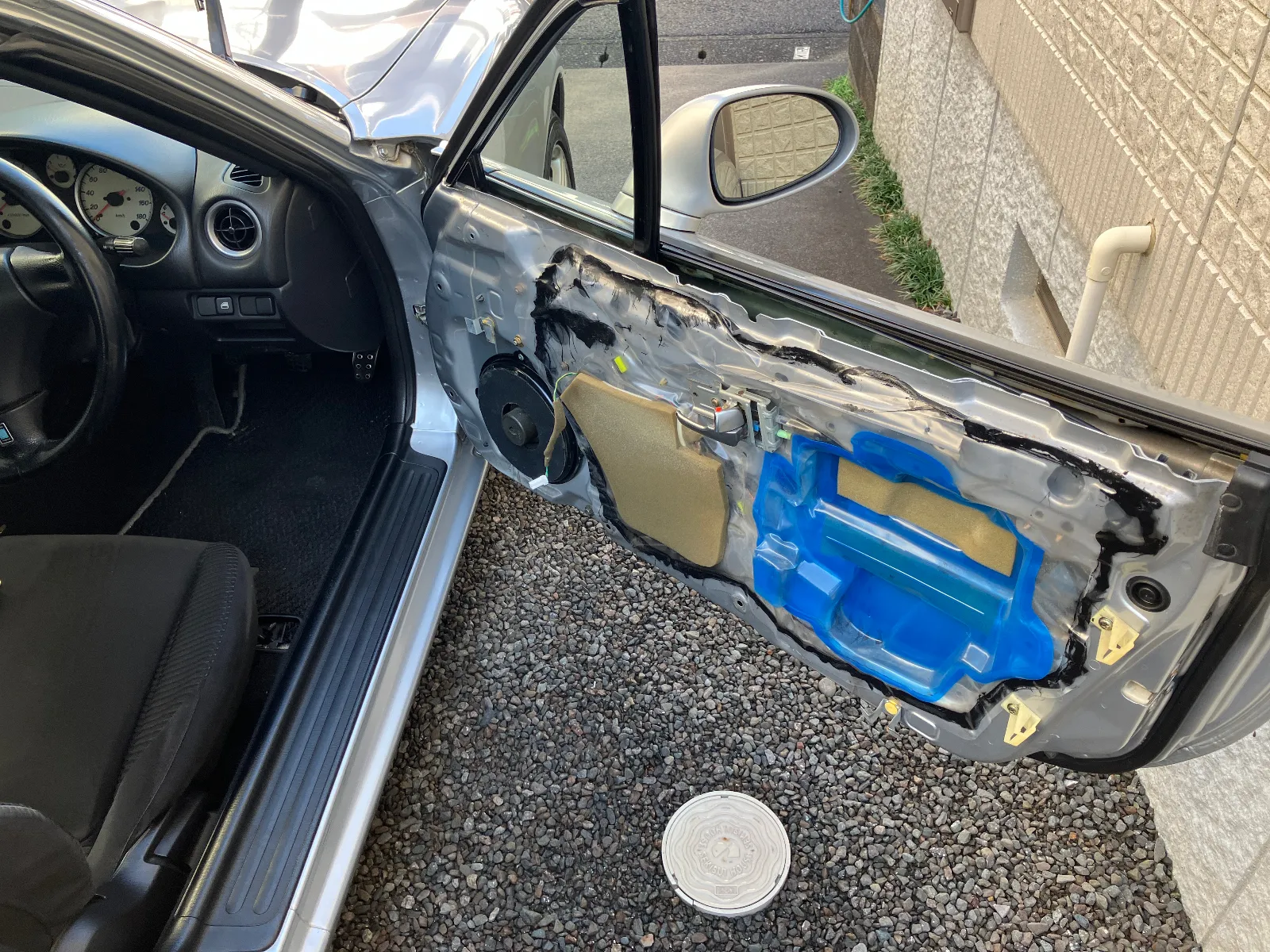 内張パネルを外したところ。