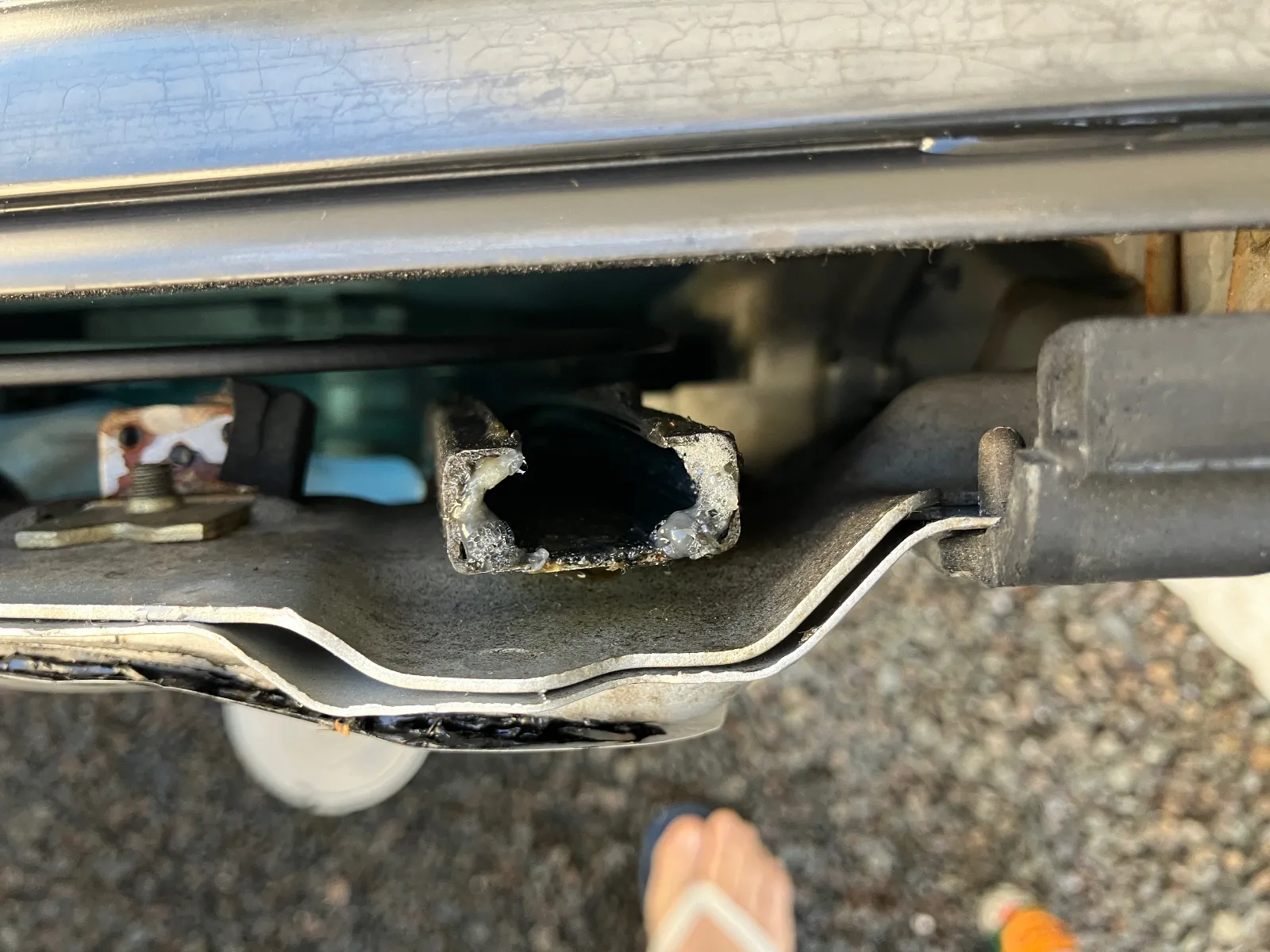 レールはドア先とヒンジよりと２箇所です。

こちらはドア先側、スプレーグリスのパイプ付きノズルでパイプを弓形に曲げてやると、レールに添いやすいです。