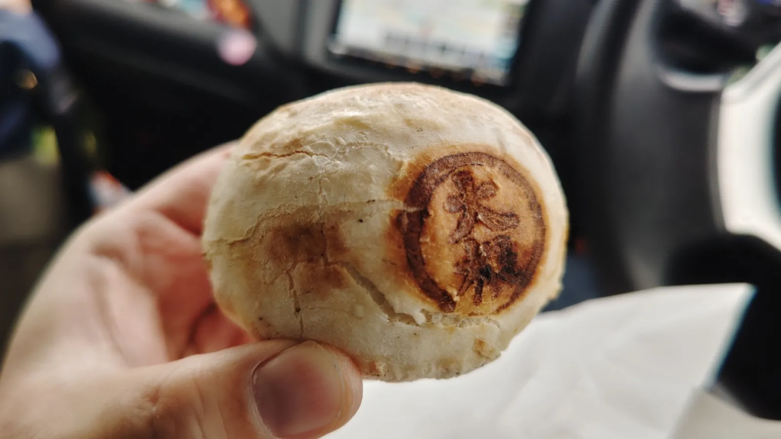 カリカリでボリューミーな皮がお腹にずっしり来ます
そして具材と一緒に入ってるお味噌がまた美味しいです🎵
たくさん買ったのでしばらく楽しめます