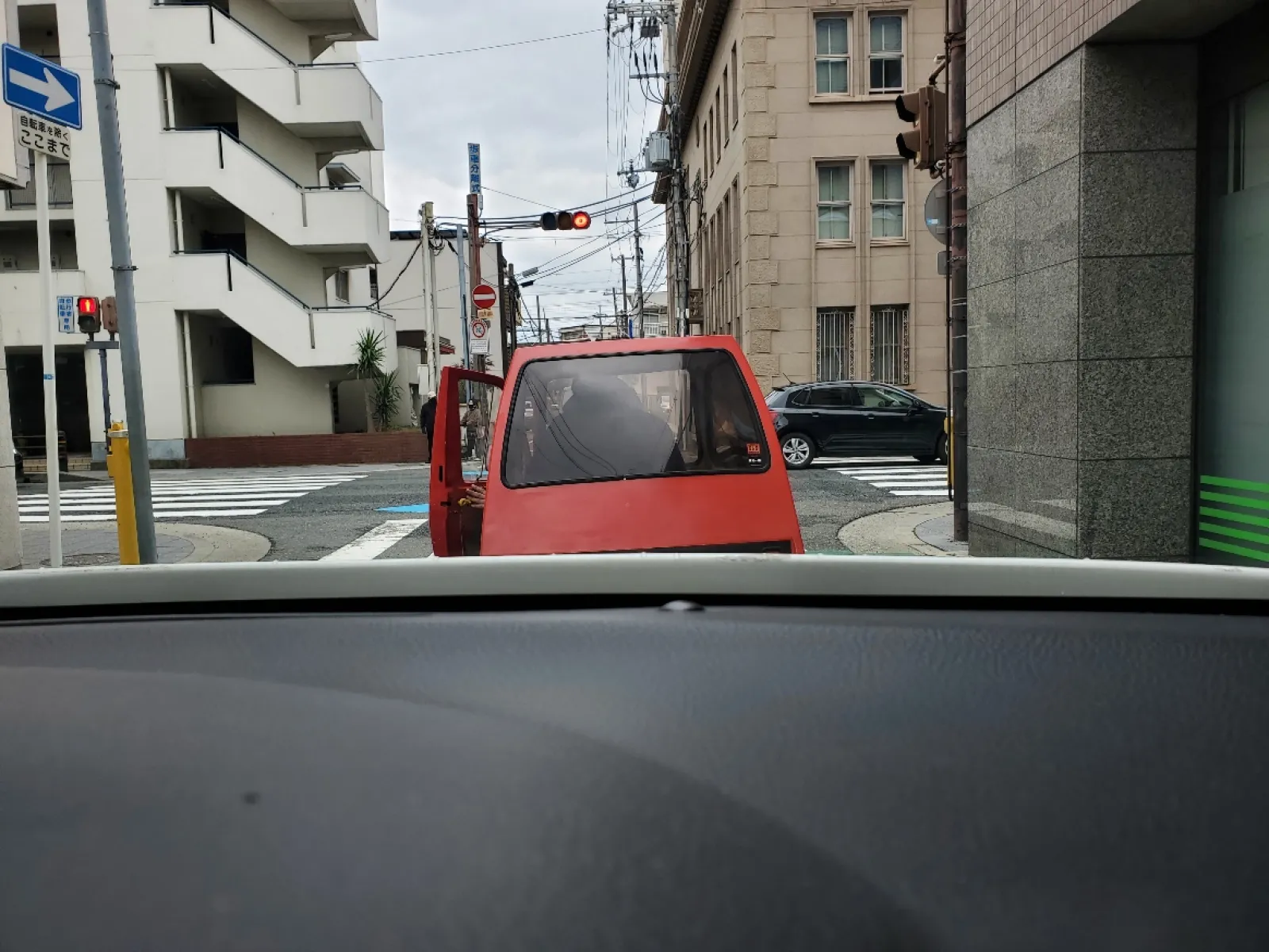 いよいよ１台旅立つ事にの途中の画像です😅
目の前にこんなの居てると笑ってしまいますよねー😂