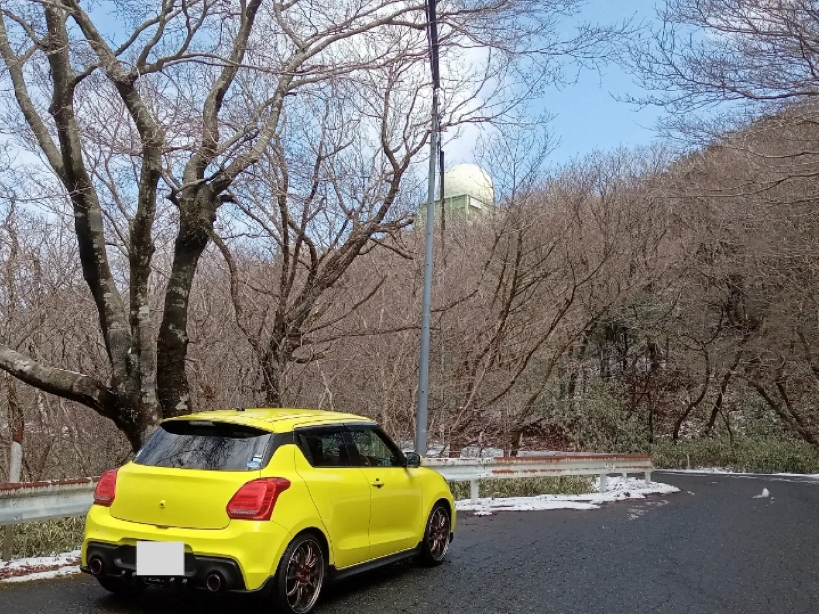 だいぶきましたね。
山頂付近はまだ雪が残ってました。
