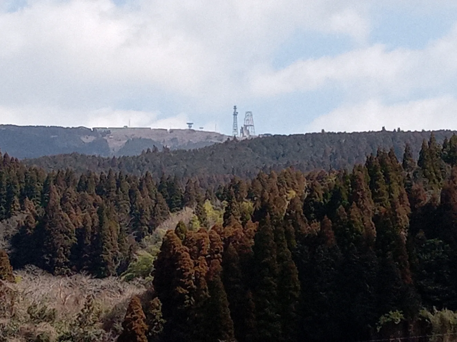 私の実家近くの山頂の気象レーダーを目指します。
