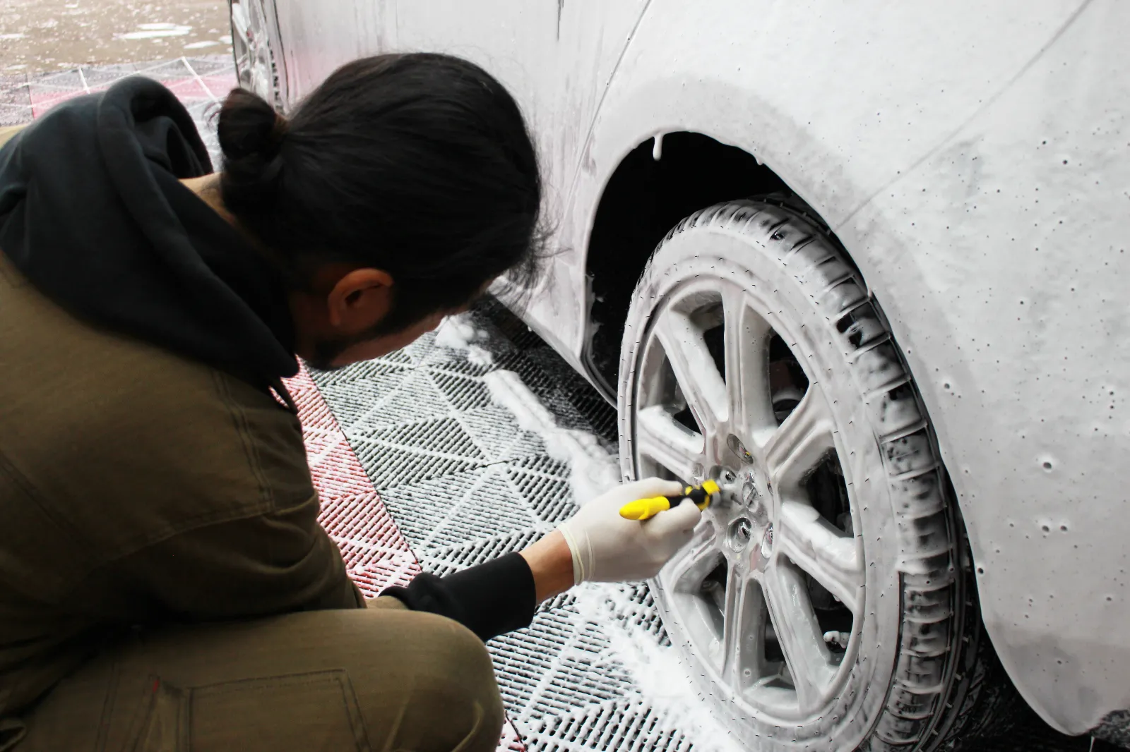 こんにちは！P's GARAGE 店長です。
当店ではお客様自身で洗車が楽しめる「セルフ洗車」のプランと我々プロが洗車を行う「手洗い洗車」のプランがございます。
我々P's GARAGEは洗車や設備のクオリティだけでなく、手洗い洗車でお待ち頂いているお客様にも快適にお過ごし頂けるような空間作りにも力を入れています！