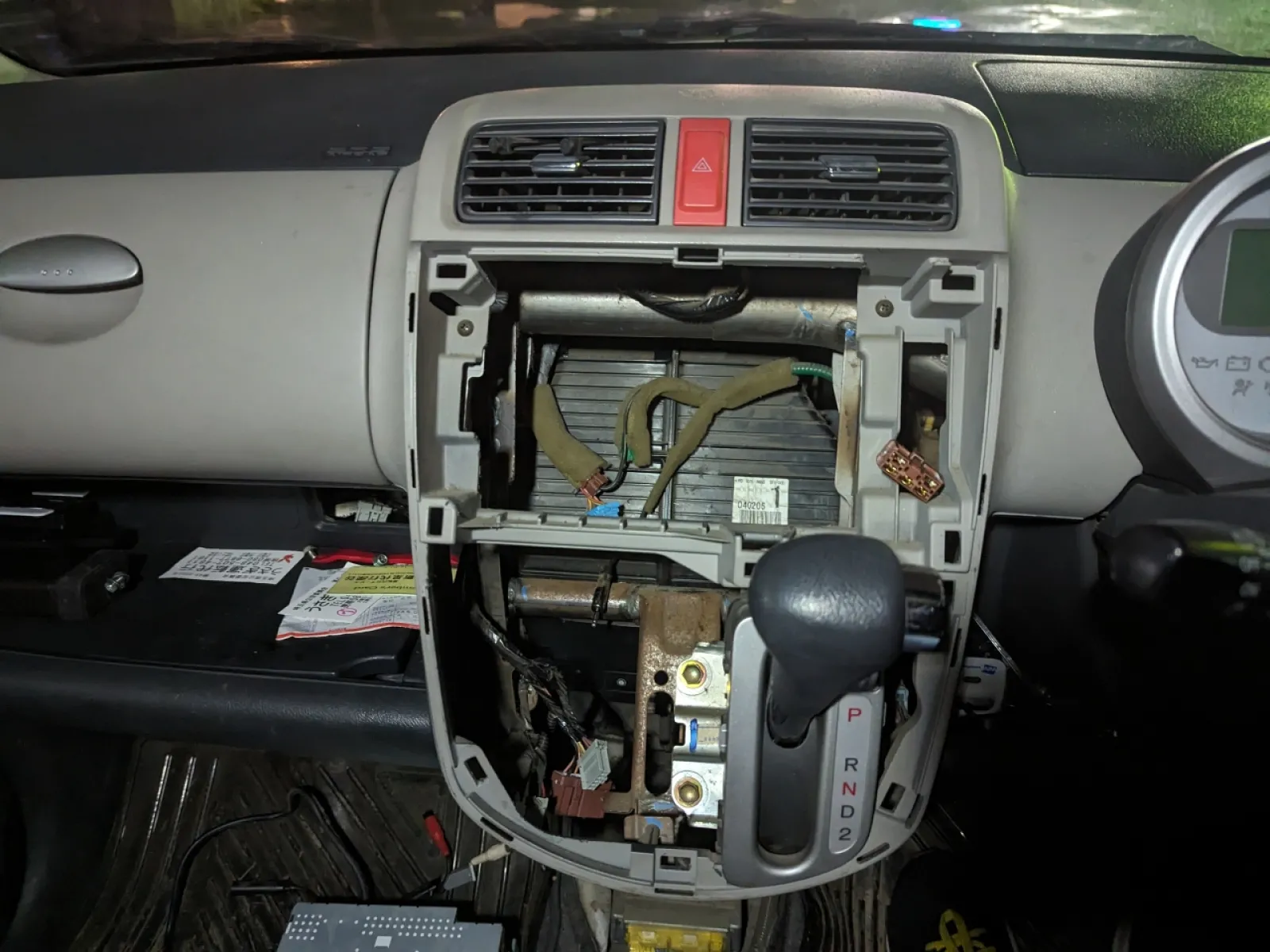 そして機器を付け替えて配線を
…と思ったら、同じホンダなのに
コネクタが合わない。
本線もアンテナ線も代替わりしてる。
そりゃ2000年代初頭のクルマだもん、
でもトヨタはそのまま使えるよなぁ…
なんて愚痴りながらスマホで調べる。
アンテナ線は変換コードが見つかり
また中古ショップで入手できた。
しかし本線は変換コードがなく
一旦ギポシにしないとダメらしい。
幸いにも今までの配線も
ホンダ純正→ギポシ→ケンウッド
と変換を２つ使っているから
その片方を再利用してなんとか
やり切れそうと判断できたところで
時間切れ。あとは明日に持ち越し。

果たして、古いライフで
ワイドFMは聴けるのだろうか？