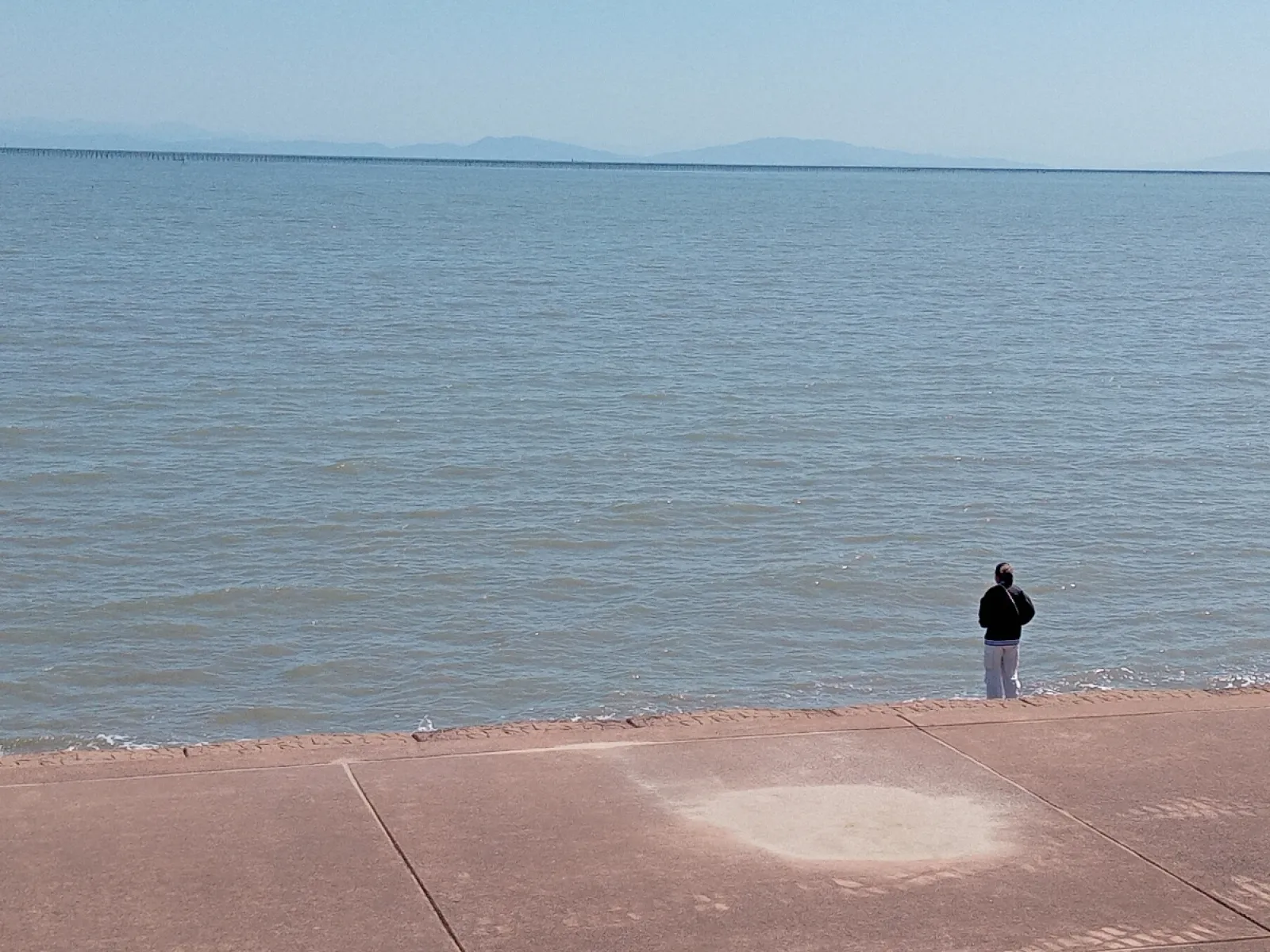 いい天気なので眺めが良かったです。
海と長女で📸
有明海は、海苔、ムツゴロウの他多くの
海産物で有名ですね。
干潟になると、ガタリンピックなど開催されているそうです。