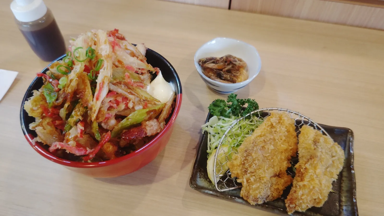 ということでこちらがタコのやみつき丼です。
タコとネギと紅しょうがのかき揚げ丼で、とっても美味しかったです🍀

ただ、一緒に頼んだマグロカツと、本日の小鉢の芝エビの唐揚げと揚げ物トリプルパンチで胃に来そうです、、、

ちなみにこれで1380円なのでいくら丼より安いです👛