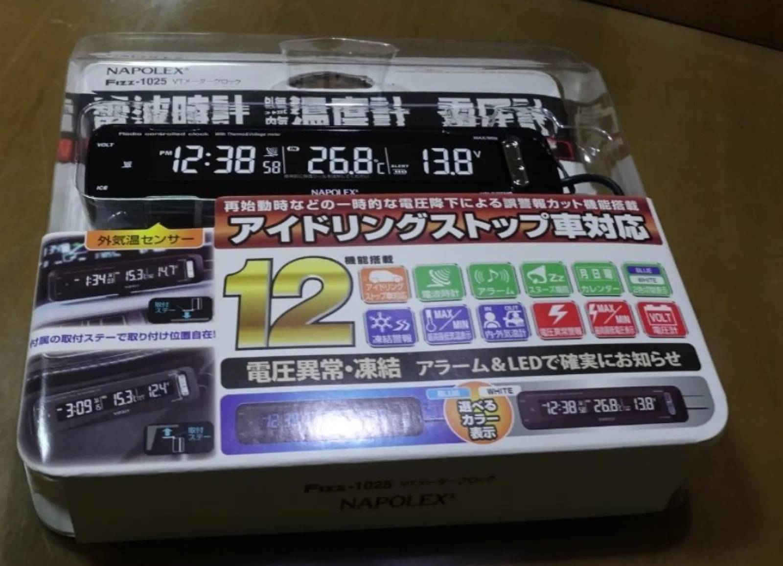 車内と車外の温度差を知りたいと思い購入。
温度にはかなりの誤差があるようですが、参考程度なので問題ありません。
(正確な温度表示が必要な方は、この商品では不可かと)
外気の温度センサーは、ドア部より外部へ引き出しドアミラー下に取り付けました。
また、時計はナビ画面やタコメーター上部にも表示されているので、無くても良かったですが、電波時計もしっかり受信しています。
エンジンONでバックライトが点灯するので、夜間でも見やすいです。