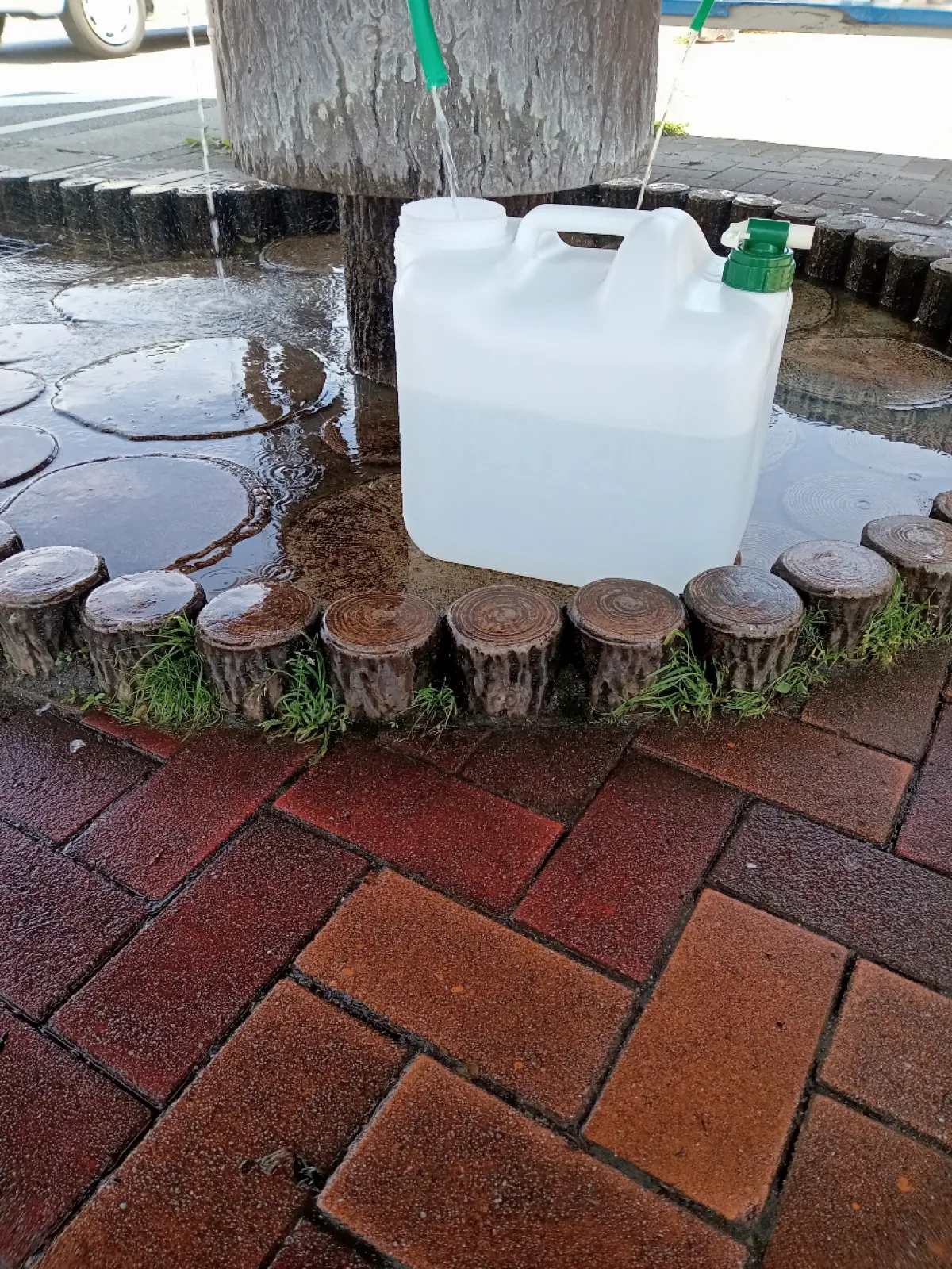 いつもの水汲みです、この場所もなかなかの高台にあって展望デッキもあり、景色がきれいなところです。
私は２０リットル１缶分だけです、10日ほどでなくなり、またドライブできるので😁
画像がなかった･･･申し訳ないです🙇